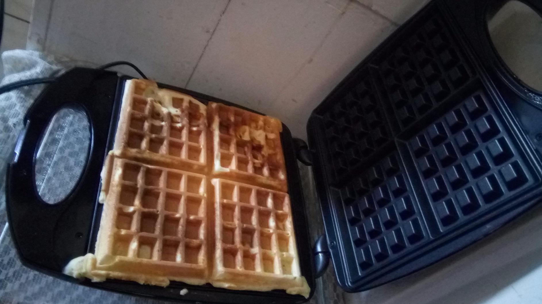Hamilton Beach Belgian Waffle Maker with PFAS-Free Non-Stick Grids | Makes 4 Waffles, Hashbrowns or Keto Chaffles at Once | Compact Design for Easy Storage | Black & Stainless Steel | 26020MN customer photo 1