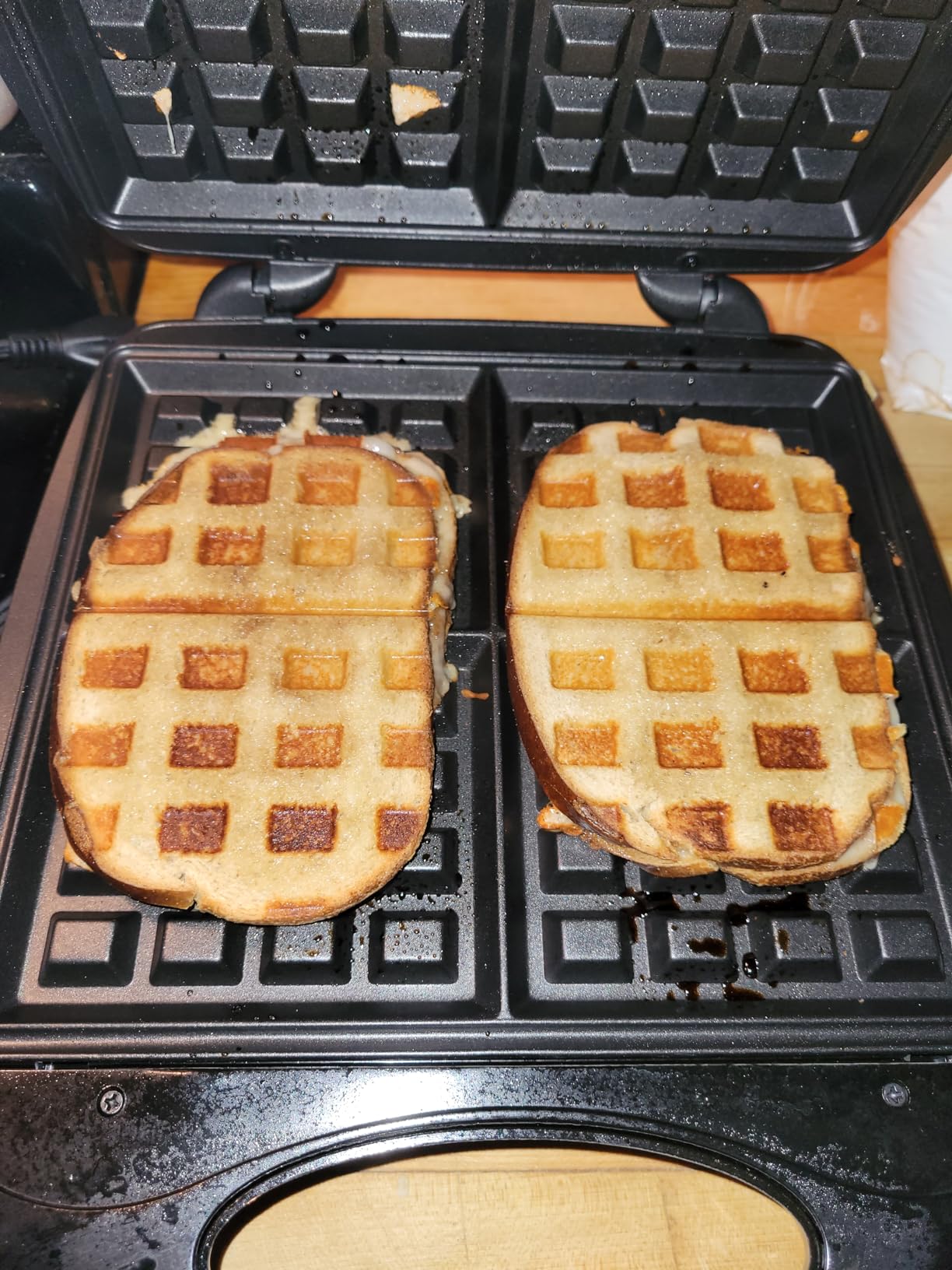 Hamilton Beach Belgian Waffle Maker with PFAS-Free Non-Stick Grids | Makes 4 Waffles, Hashbrowns or Keto Chaffles at Once | Compact Design for Easy Storage | Black & Stainless Steel | 26020MN customer photo 2