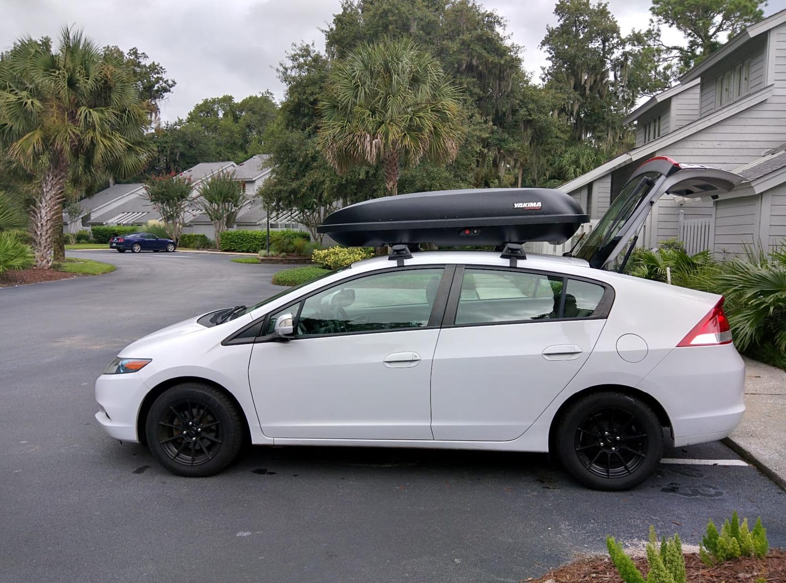 Yakima RocketBox Pro 14 Car Roof Cargo Carrier, Rooftop Shell Box, 14 Cu Ft, Black - Vehicle Hard Shell Travel Storage with Dual Sided Opening, SKS Locks and Universal Mounting customer photo 2
