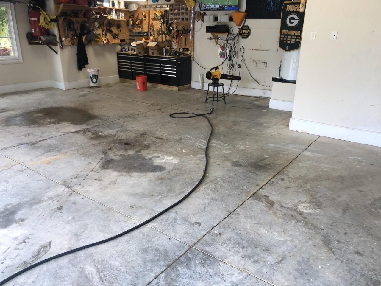 Rust-Oleum 261845 EPOXYSHIELD Garage Floor Coating Kit, 2.5 Car, Gloss Gray customer photo 2