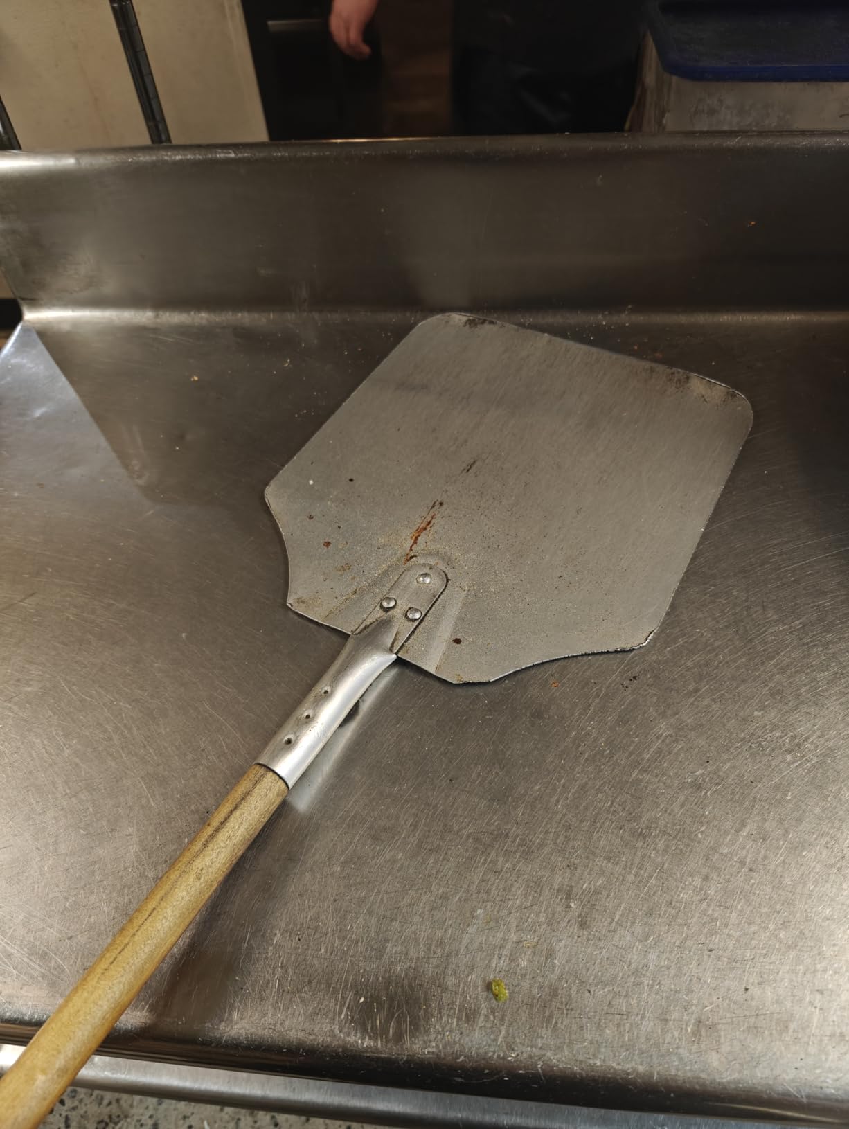 New Star Foodservice 50196 Aluminum Pizza Peel, 16 x 18 inch Blade customer photo 1