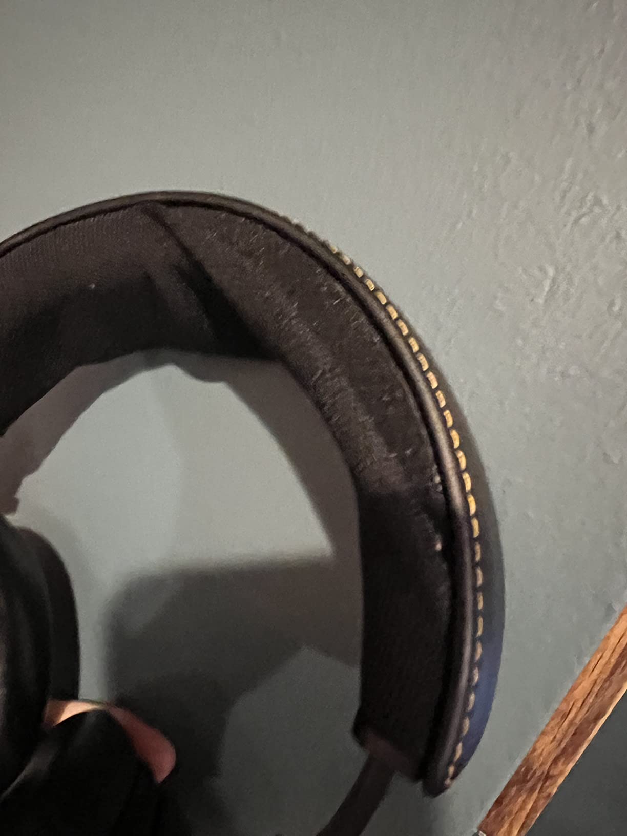 Shure SRH840A Over-Ear Wired Studio Monitoring Headphones | Closed-back headphones with tailored frequency response and detailed sound for critical listening and monitoring customer photo 1