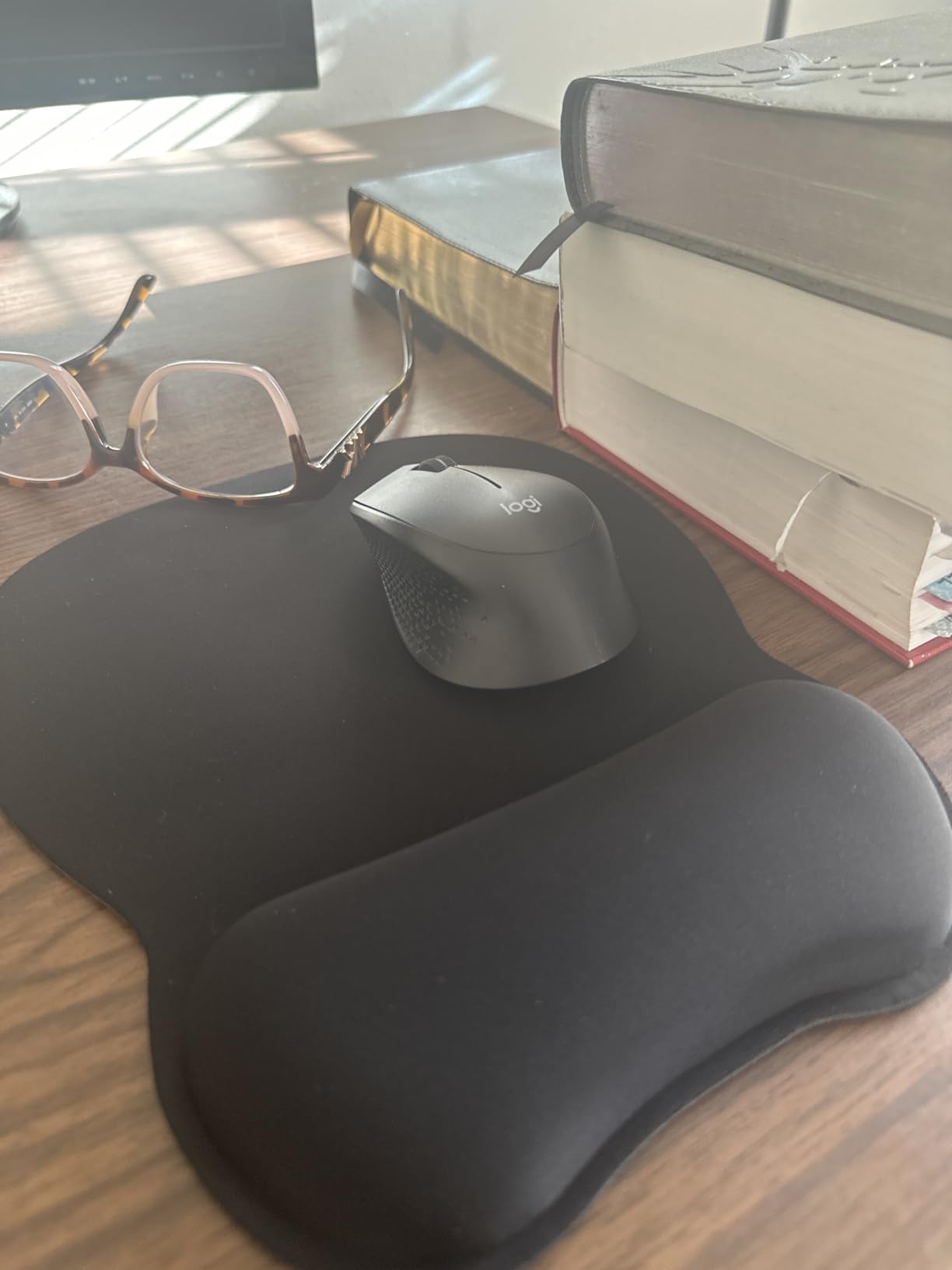 Logitech MK345 Full Size Wireless Keyboard and Mouse Combo - Black | Full size keyboard with integrated palm rest, compact right handed mouse, connect via single included USB-A Nano Receiver customer photo 1