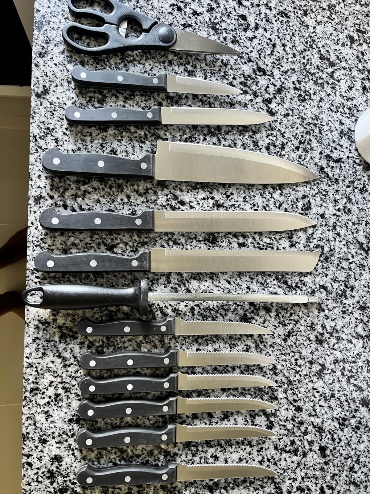 Amazon Basics 14-Piece High Carbon Stainless Steel Kitchen Knife Set with Full Tang Construction, Ergonomic Handles, Sharpener and Pinewood Block, Black customer photo 2