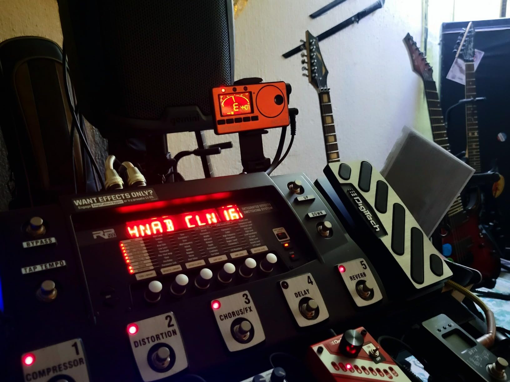 KLIQ MetroPitch Digital Metronome & Tuner for Piano, Guitar & Bass | 3-in-1 metronome, chromatic tuner and tone generator for violin, ukulele and all instruments - Black customer photo 1