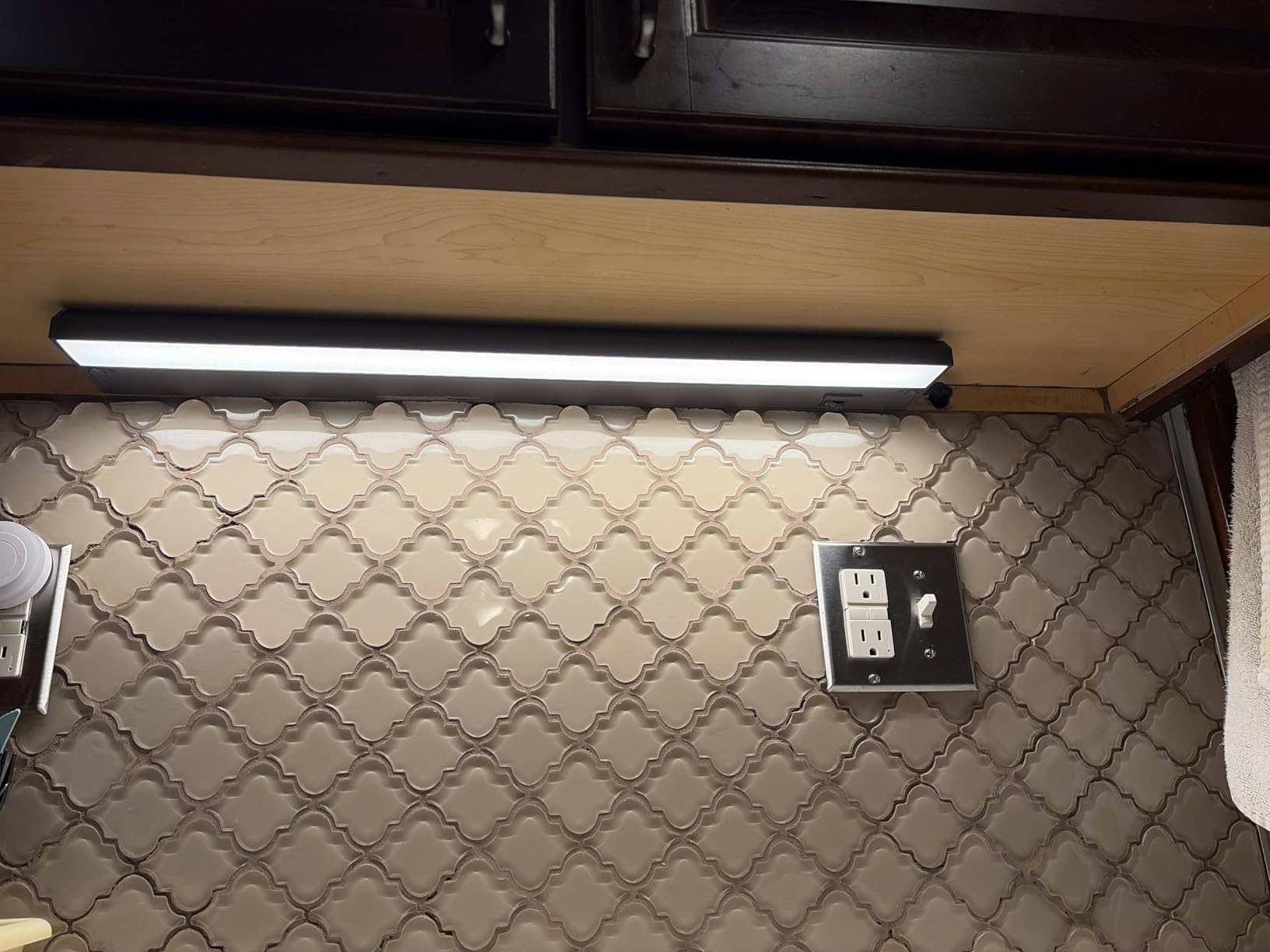 GETINLIGHT 12-Inch 3-CCT LED Under Cabinet Light, Hardwired/Plug-in, White | Choose 2700K, 3000K, or 4000K. Dimmable with a brushed nickel finish. Model: IN-0210-1 customer photo 2