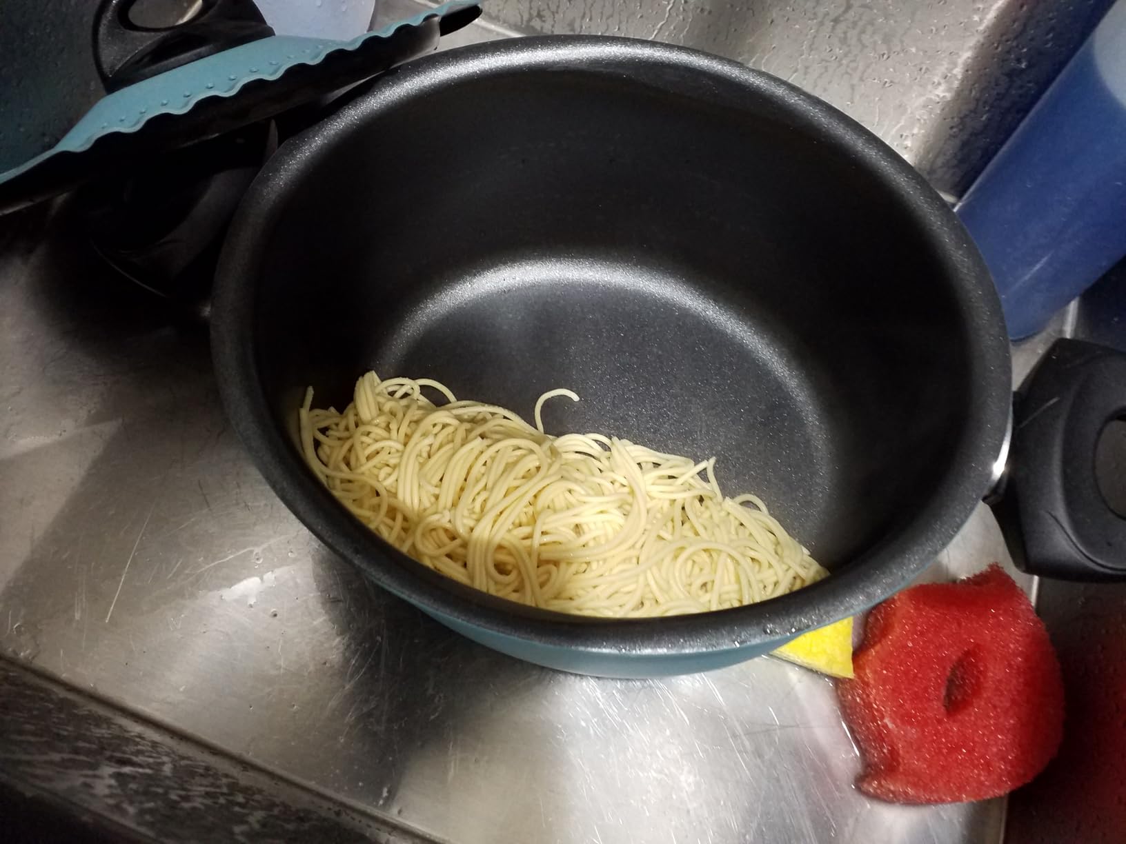 Philips Kitchen Appliances Compact Pasta and Noodle Maker, Viva Collection, Comes with 3 Default Classic Pasta Shaping Discs, Fully Automatic, Recipe Book, Small, White (HR2370/05) customer photo 2