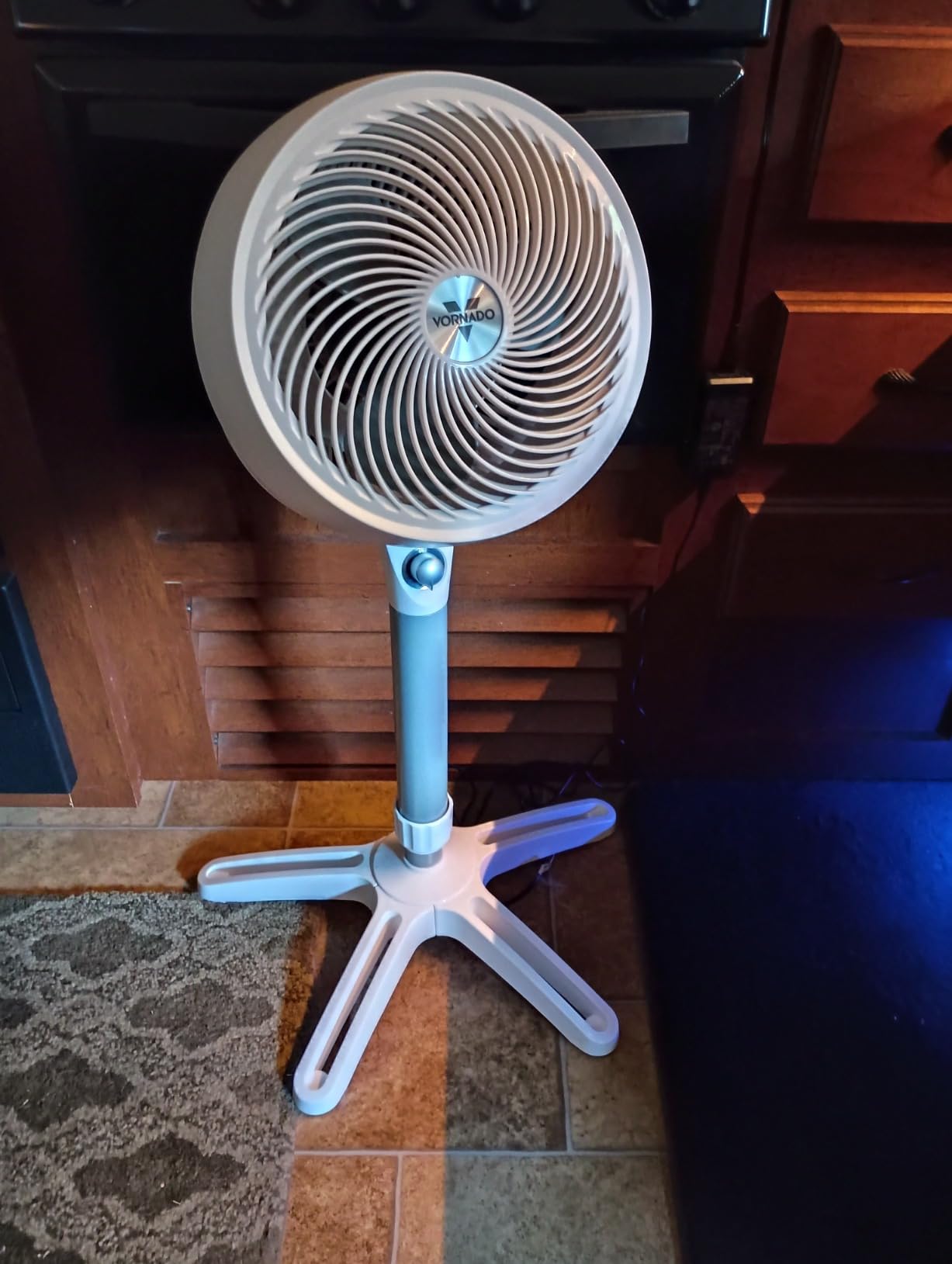 Vornado 683DC Energy Smart Medium Pedestal Air Circulator Fan with Variable Speed Control, White customer photo 1