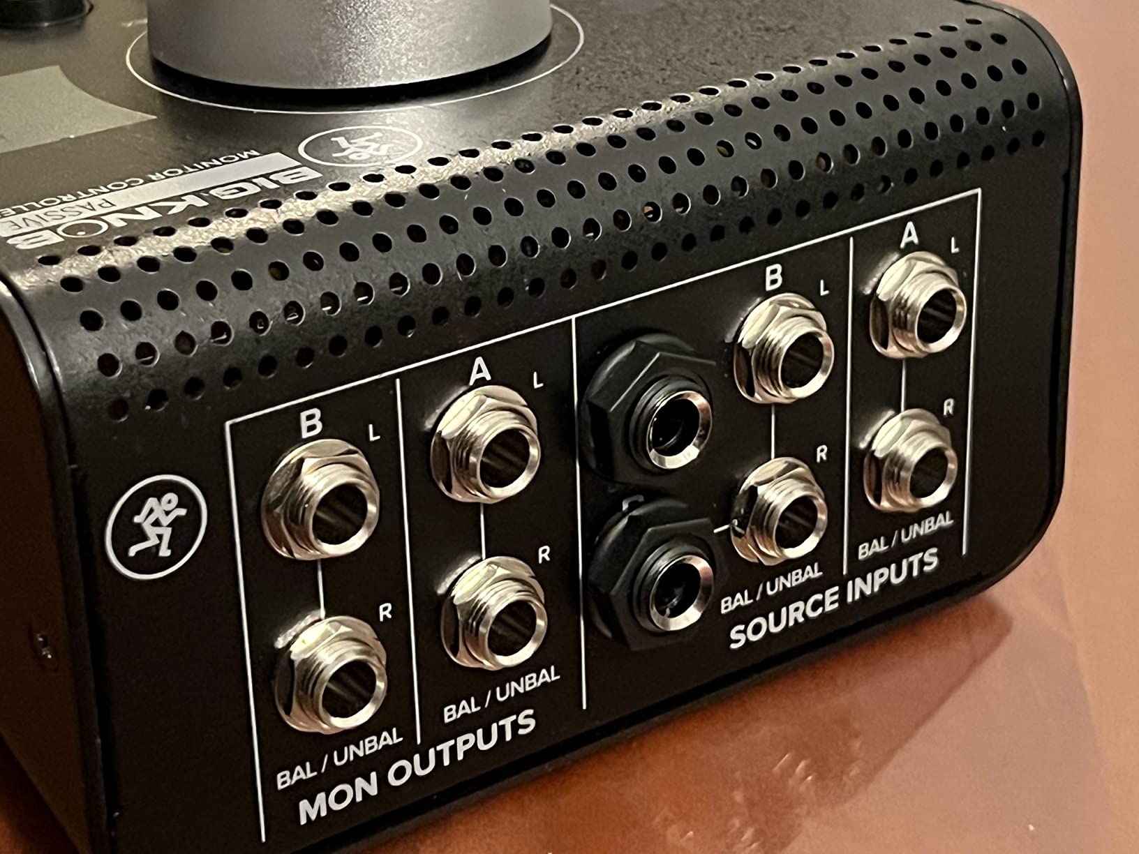 Mackie Big Knob Passive Monitor Controller (2x2), Source + Level Switch | Passive monitor controller for desktop studios, switches two sources and two speaker pairs with zero added noise customer photo 1