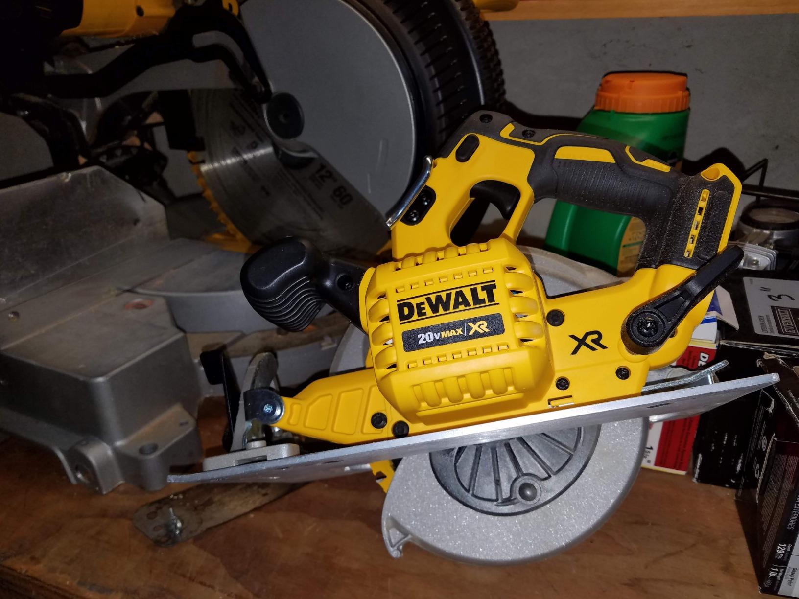DEWALT 20V MAX Circular Saw Cordless with Brake, 7-1/4 Inch, Tool Only (DCS570B) customer photo 2