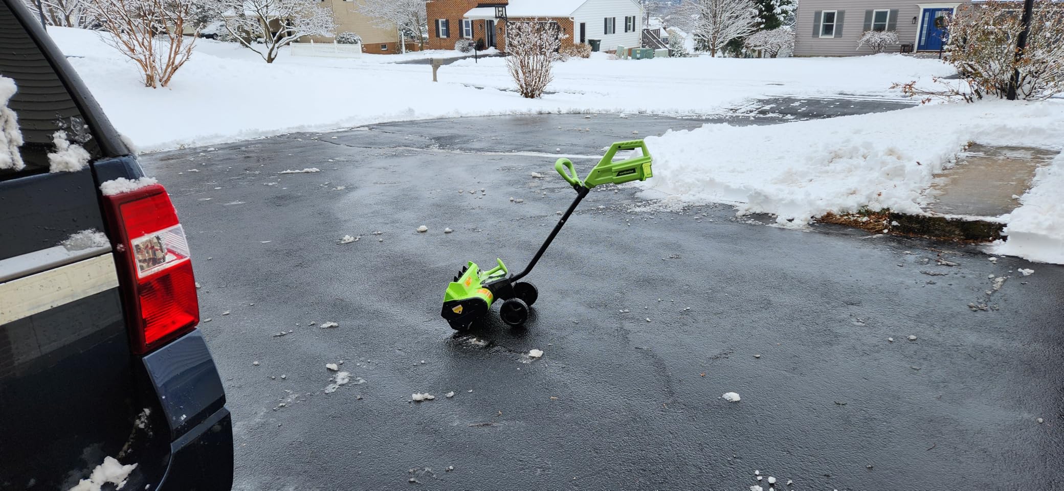 Earthwise SN74016 40-Volt Cordless Electric Snow Shovel, Brushless Motor, 16-Inch width, 300lbs/Minute (Battery and Charger Included) customer photo 2