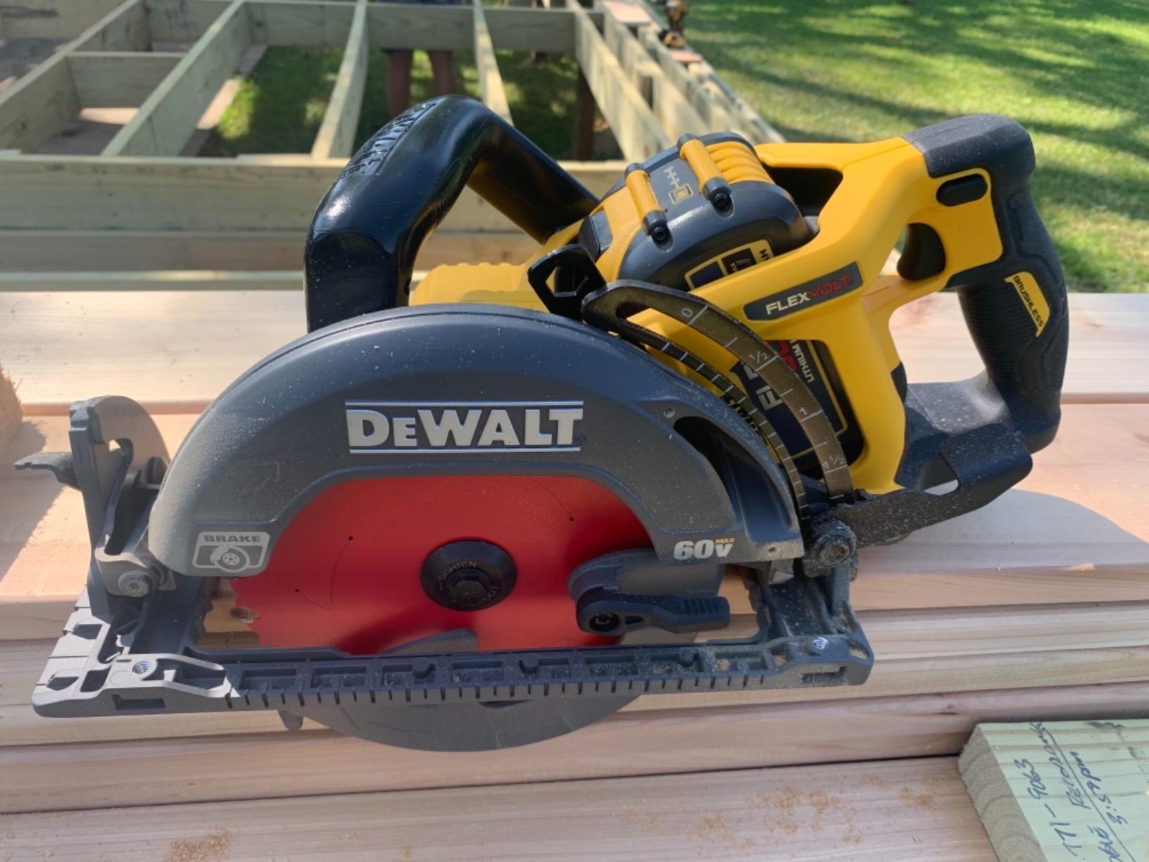 DEWALT FLEXVOLT 60V MAX* Circular Saw Kit, 7-1/4-Inch, Worm Style, 9.0Ah Battery (DCS577X1) customer photo 1