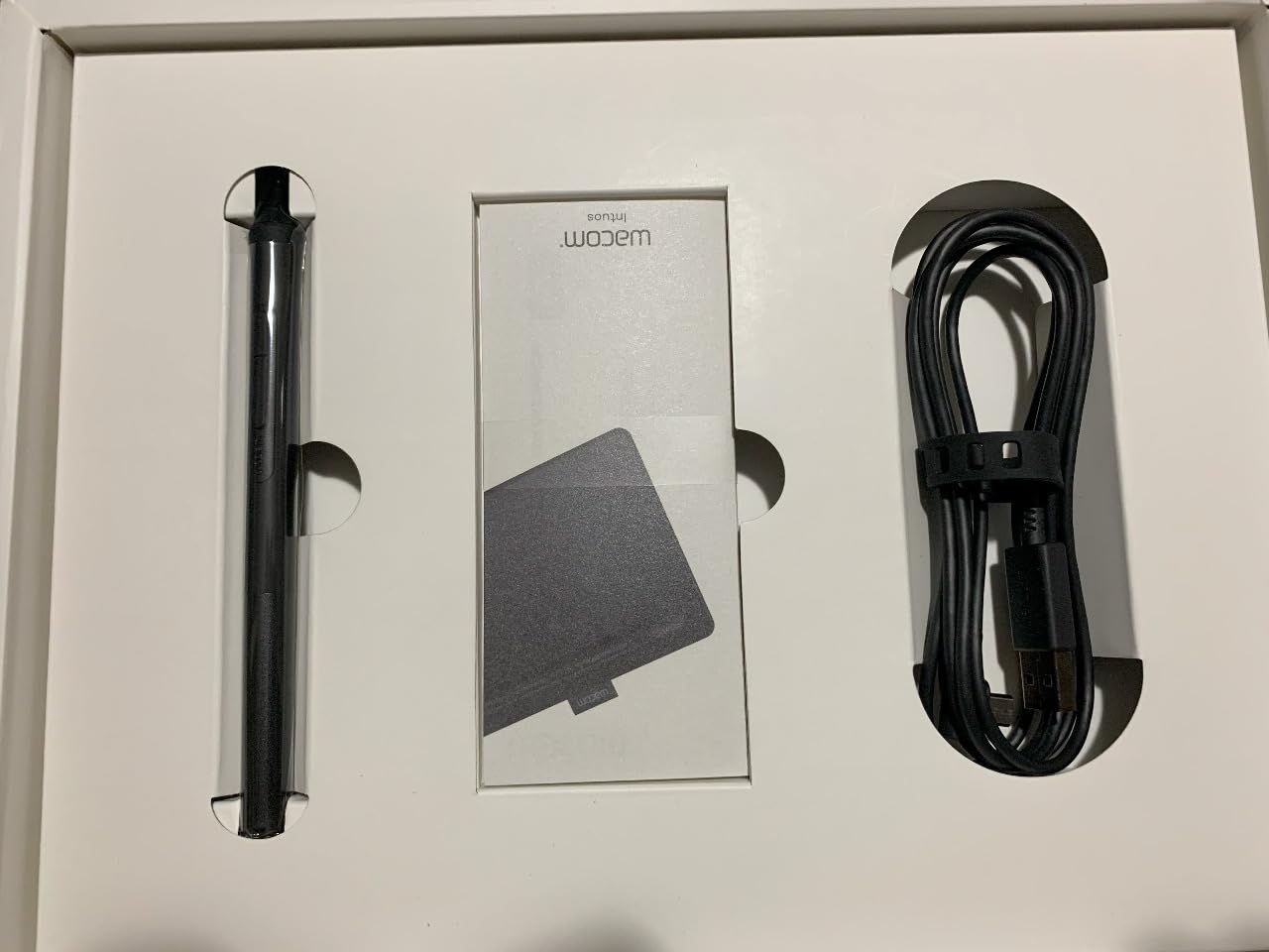 Wacom Intuos Medium, Bluetooth Graphic Drawing Tablet with Pen + Software | Battery-free pen, 4 ExpressKeys for shortcuts, works with Mac, Windows & Chromebook; Ideal for creators, students & teachers customer photo 2