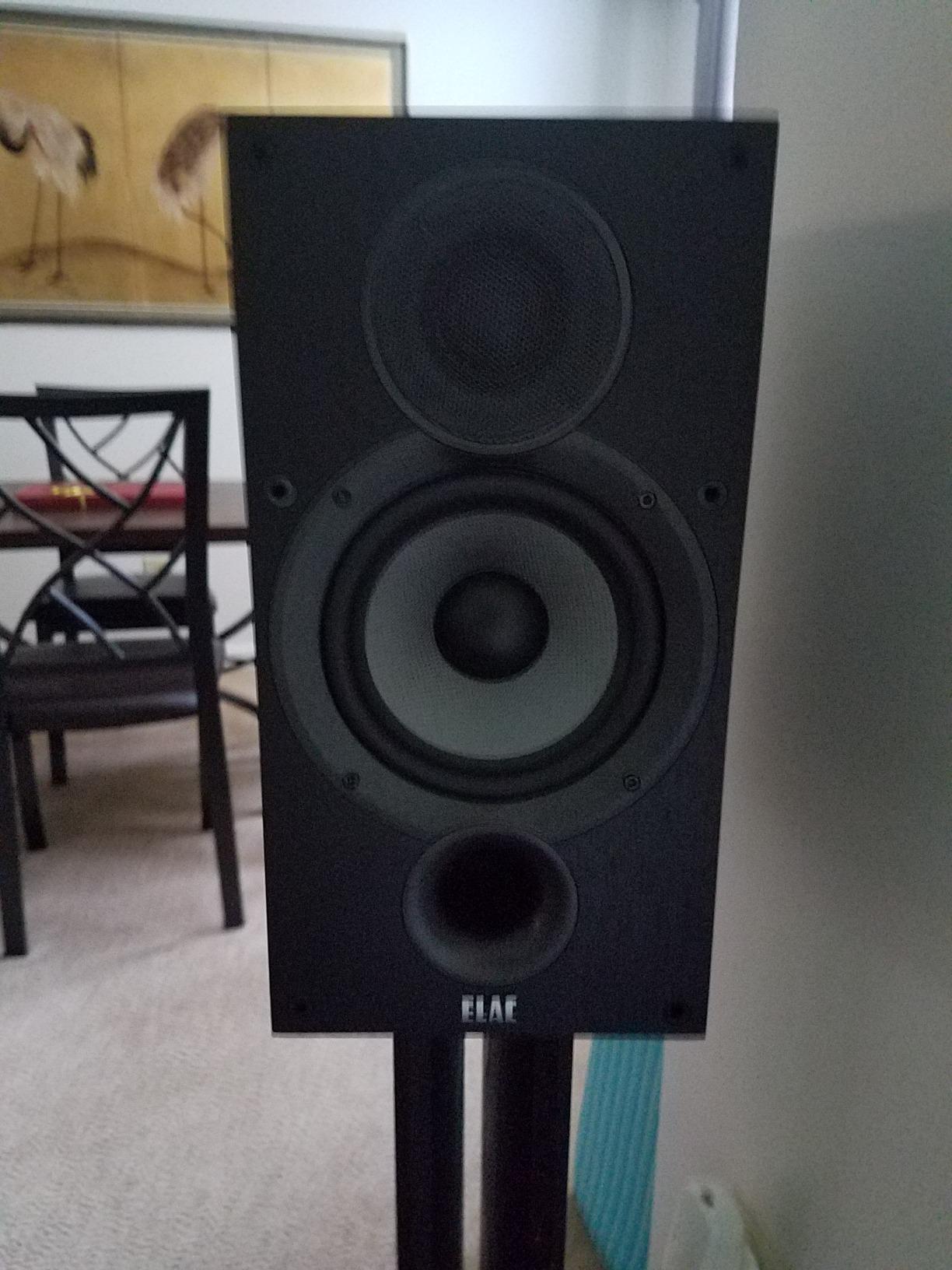 ELAC Debut 2.0 B5.2 Bookshelf Speakers, Black (Pair) - 1” Cloth Dome Tweeter & 5.25” Aramid Fiber Woofer - 2-Way Bass Reflex - Up to 35,000 Hz Response customer photo 1
