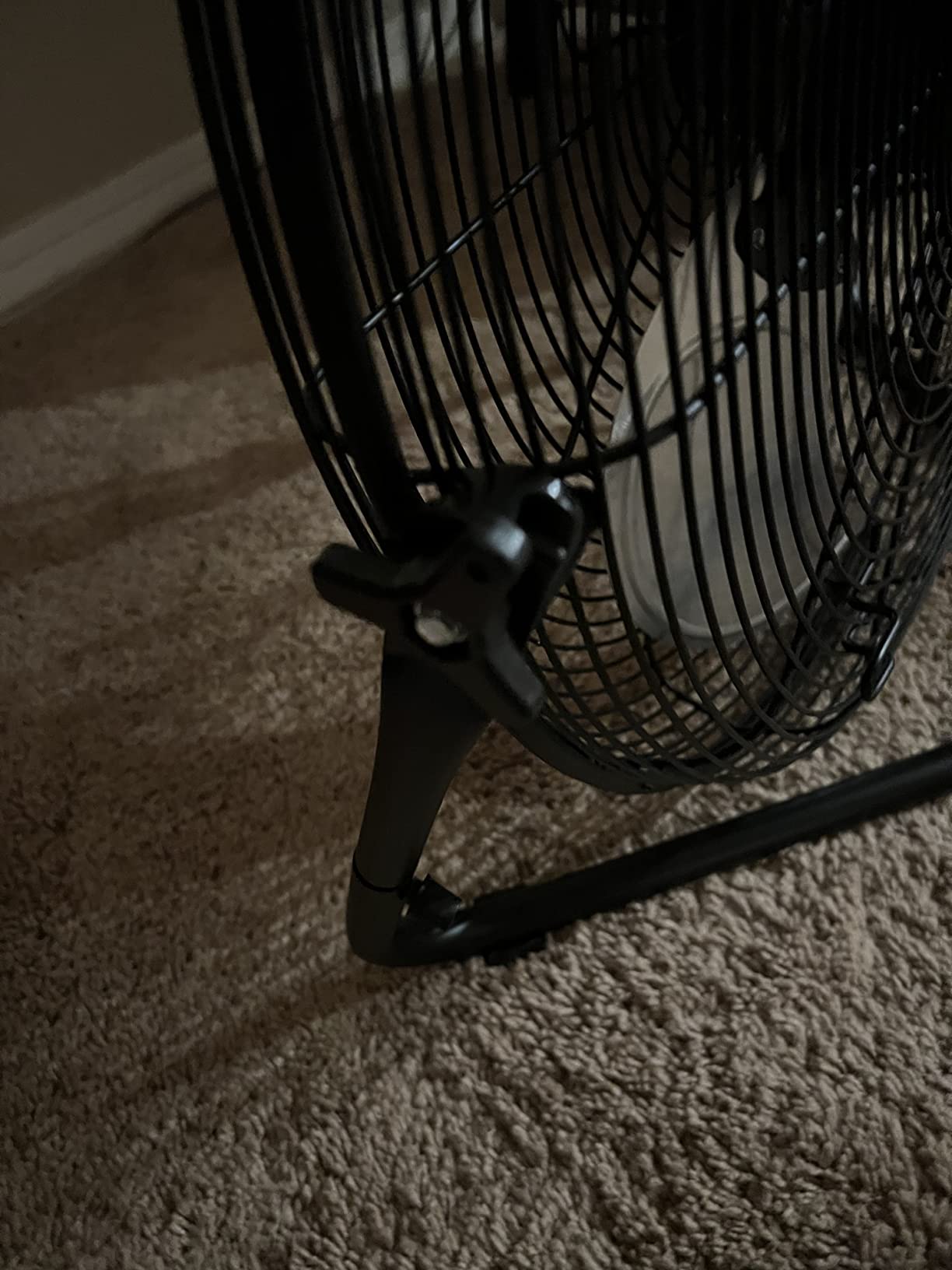 iLIVING 20 Inch Heavy Duty Floor & Wall Mount Fan - 5750 CFM High Velocity, 120-Watt, 3-Speed, Industrial Cooling for Garage, Workshop, Office, Home - UL Listed, Black customer photo 2