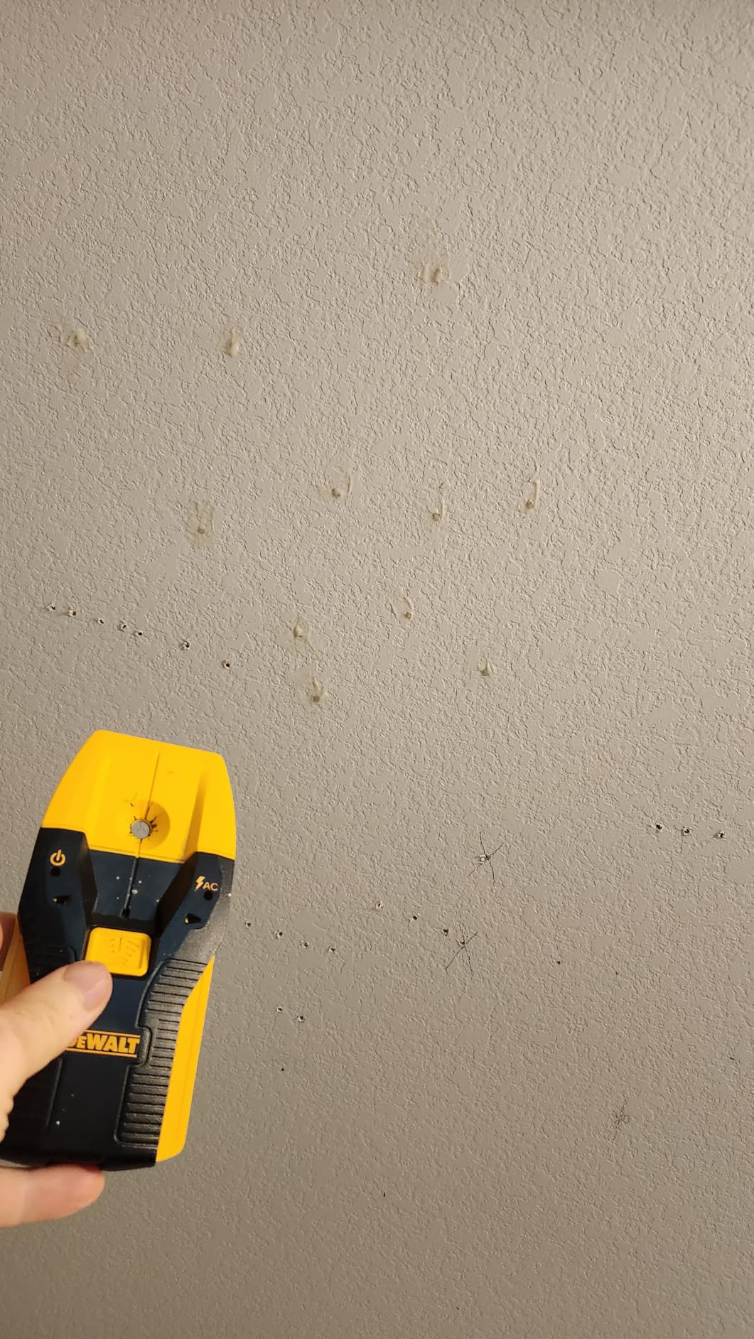 DEWALT Stud Finder, 3/4-Inch Depth, LED Arrows, Wood and Metal, AAA Batteries Included (DW0100) customer photo 1