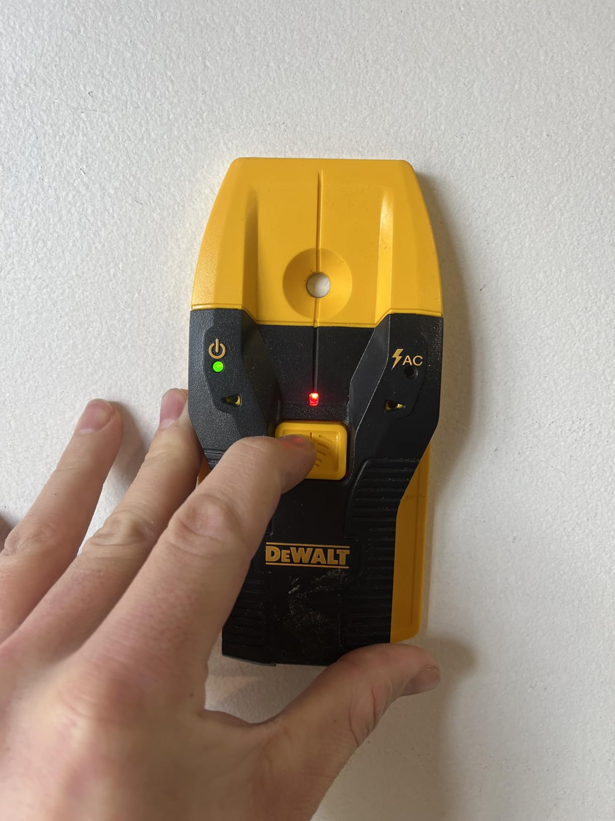 DEWALT Stud Finder, 3/4-Inch Depth, LED Arrows, Wood and Metal, AAA Batteries Included (DW0100) customer photo 2