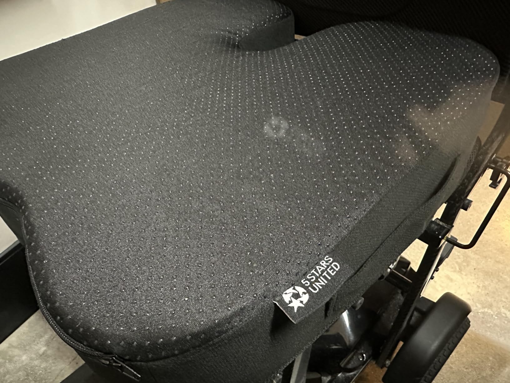 5 STARS UNITED Seat Cushion - Memory Foam Chair Cushion for Tailbone Pain Relief - Ergonomic Support for Coccyx, Sciatica & Butt - Office, Desk & Gaming Chair, Car Seat, Wheelchair, Airplane, Black customer photo 1