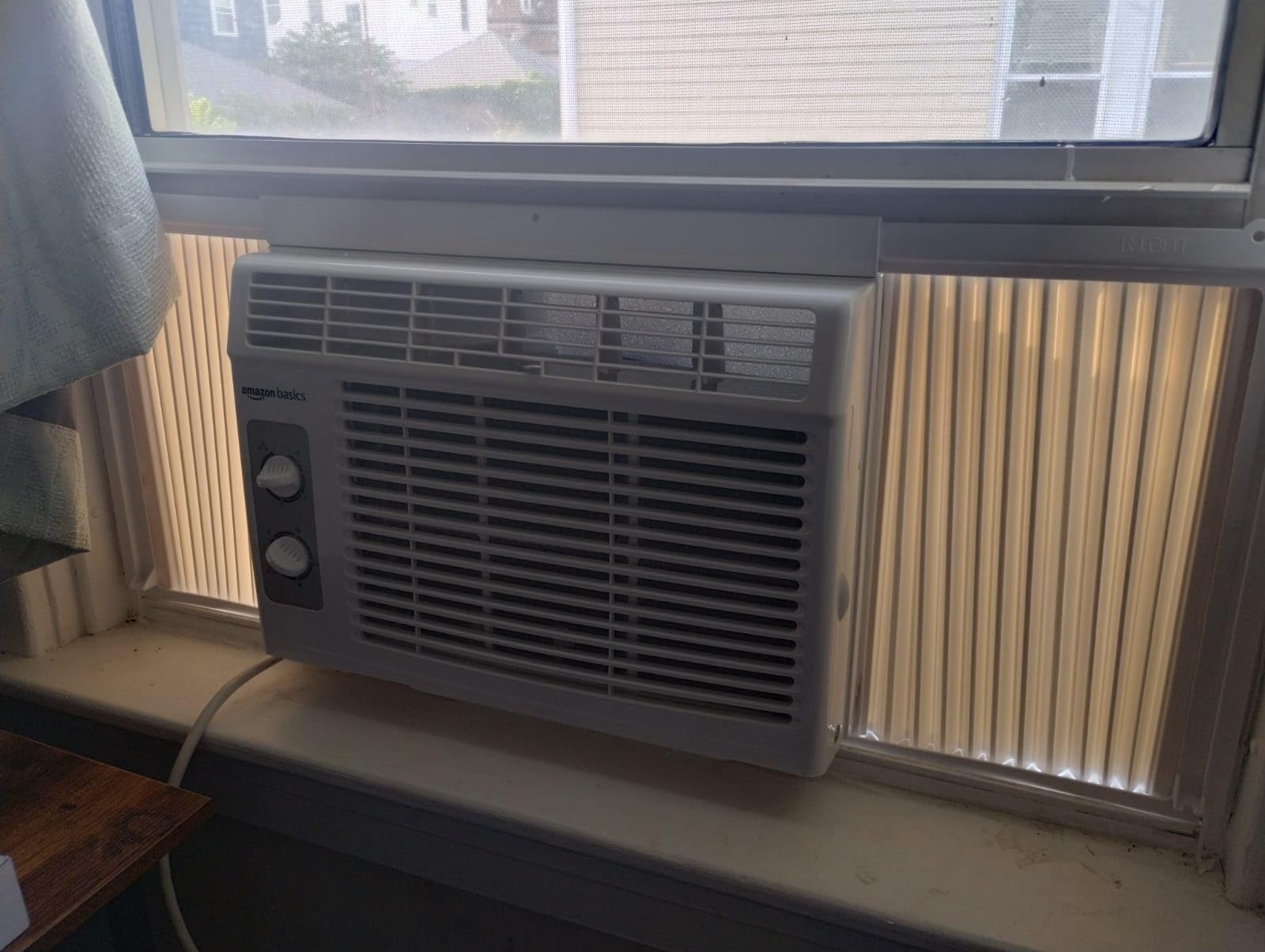 Amazon Basics 5000-BTU Window Air Conditioner with Quiet Operation, Up to 150 Sqf, Cool and Fan Functions, Washable Filter, Adjustable Window Kit, Intuitive Mechanical Controls, for Small Room, White customer photo 1