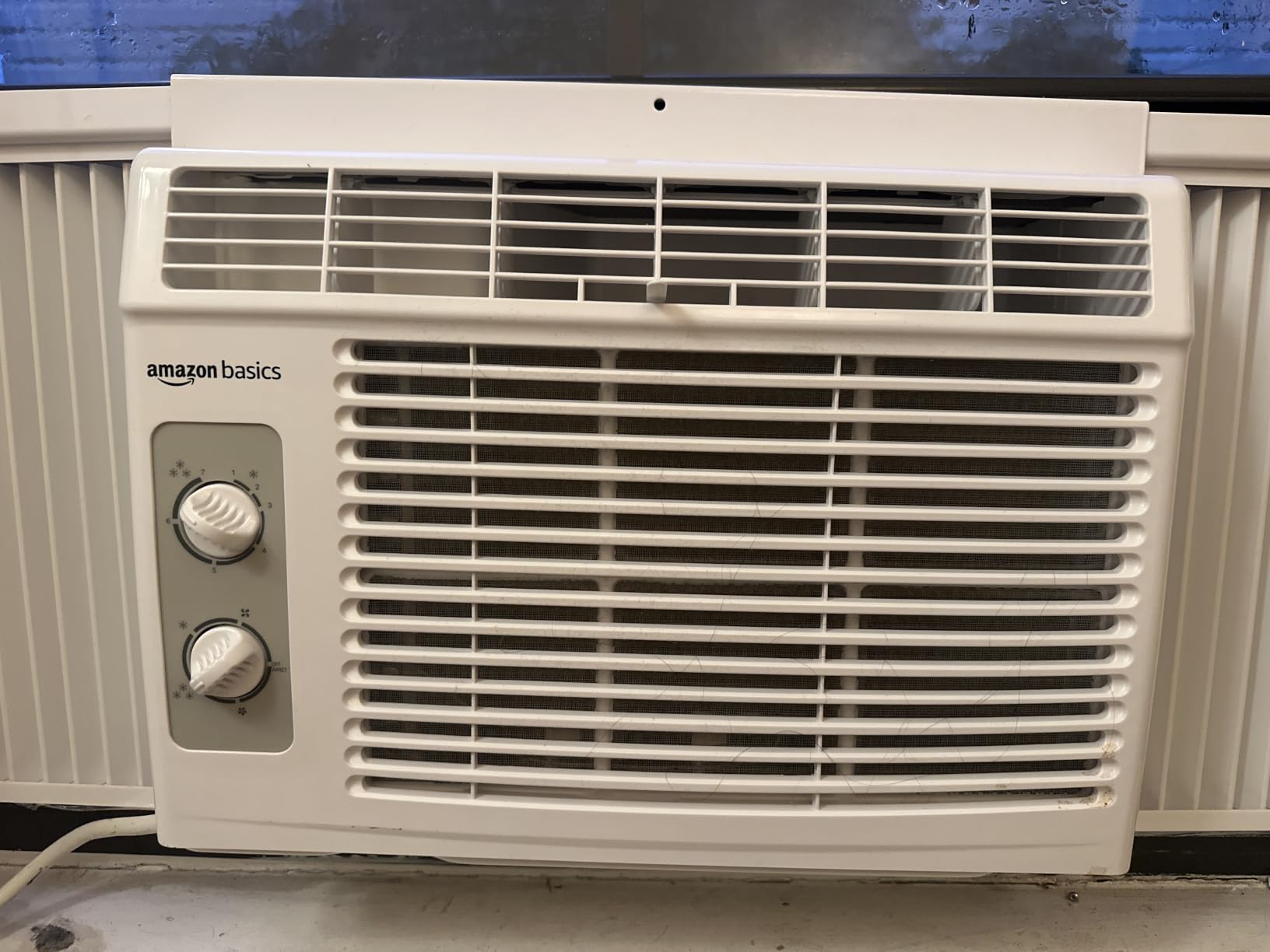 Amazon Basics 5000-BTU Window Air Conditioner with Quiet Operation, Up to 150 Sqf, Cool and Fan Functions, Washable Filter, Adjustable Window Kit, Intuitive Mechanical Controls, for Small Room, White customer photo 2