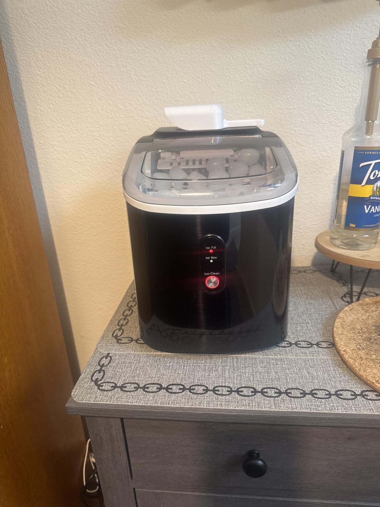 Frigidaire 26 Lbs Portable Compact Icemaker, Ice Making Machine, Black, White, Medium customer photo 1