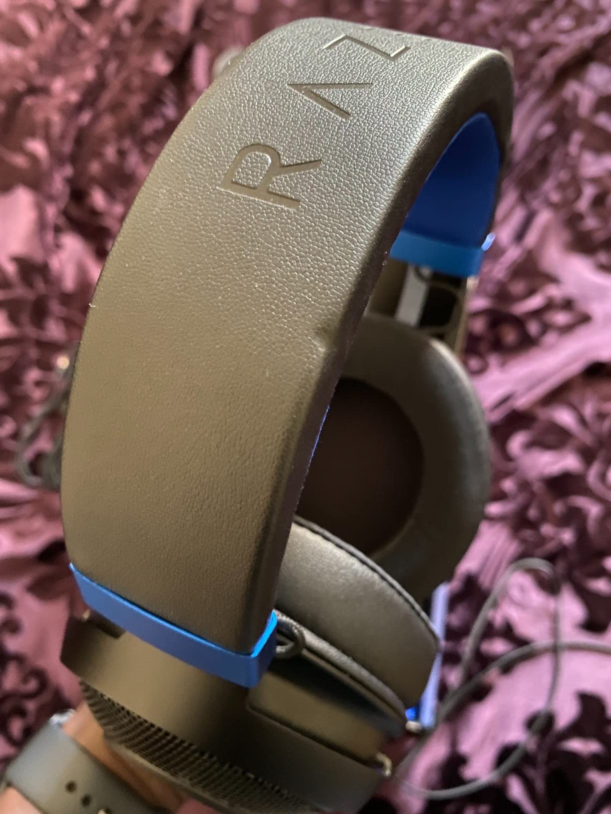 Razer Kraken Gaming Headset: Lightweight Aluminum Frame - Retractable Noise Isolating Microphone - for PC, PS4, PS5, Switch, Xbox One, Xbox Series X & S, Mobile - 3.5 mm Headphone Jack - Black/Blue customer photo 1