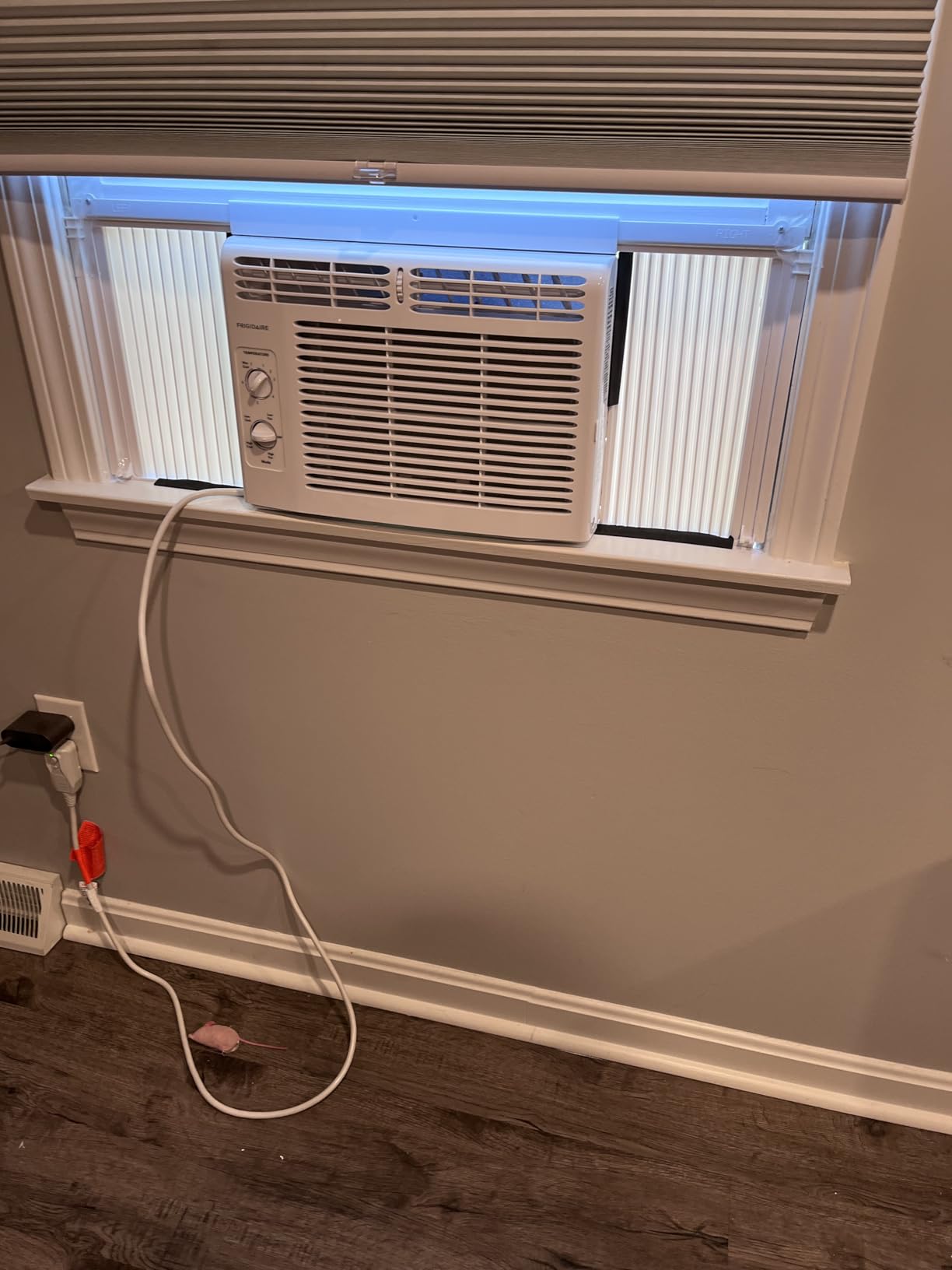 Frigidaire 5,000 BTU Window-Mounted Air Conditioner, Cools Up to 150 Sq. Ft., Quiet Operation, Effortless Temperature Control, 2 Fan Speeds, Auto Restart, White customer photo 1