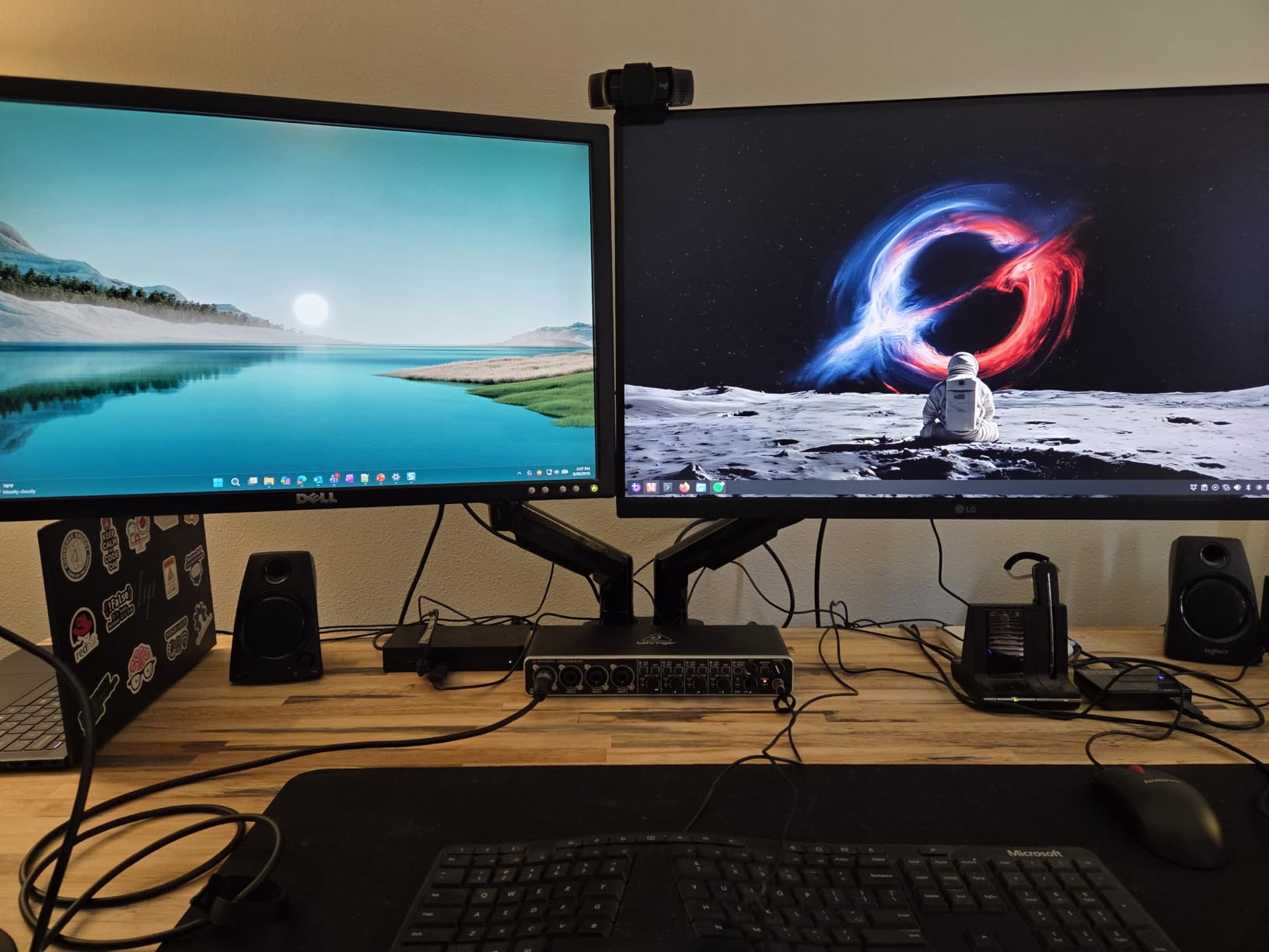 HUANUO FlowLift™ Dual Monitor Stand, Fully Adjustable Gaming Monitor Desk Mount for 13–32″ Computer Screens, Full Motion VESA 75x75/100x100 with C-Clamp & Grommet Base, Each Arm Holds 4.4 to 19.8 lbs customer photo 2