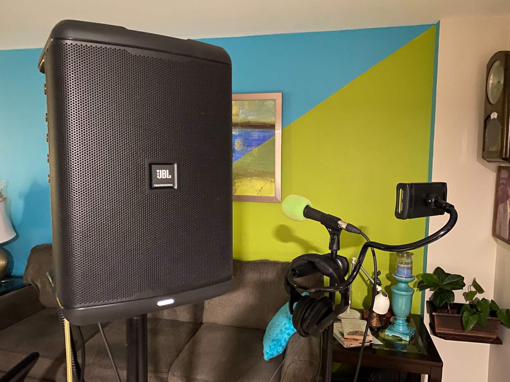 JBL Professional EON ONE Compact Ultra-Portable Battery Powered Wireless PA Speaker System with Bluetooth, Professional 4-Channel Mixer, and Lexicon Effects, Black customer photo 2