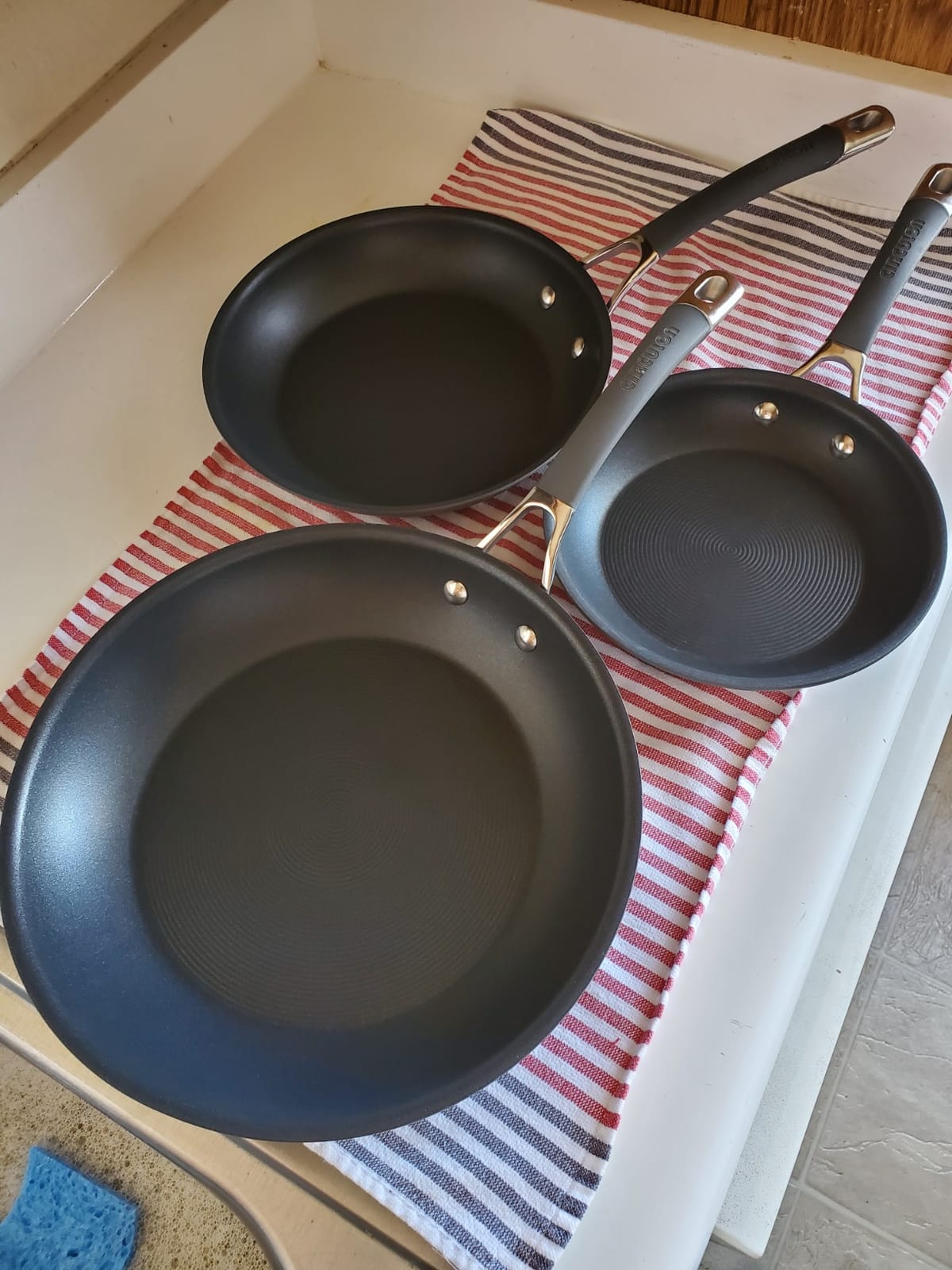 Circulon Radiance Nonstick Pots and Pans Set, 10-Piece, Gray | Oven safe non stick pots and pan set, dishwasher safe, easy cleanup, hard-anodized, tempered glass lids nonstick cookware set customer photo 1