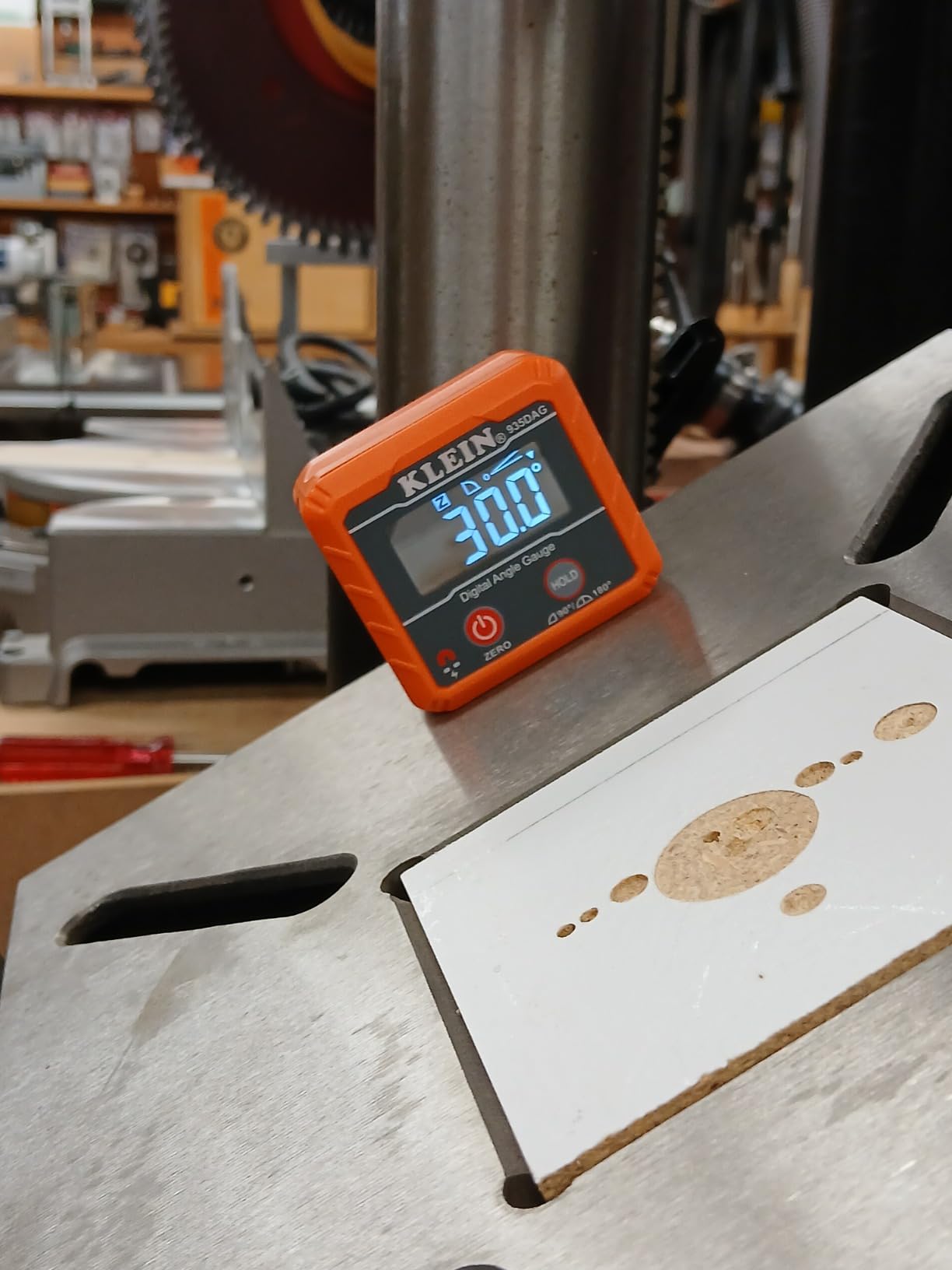 Klein Tools 935DAG Digital Electronic Level and Angle Gauge, Measures 0 - 90 and 0 - 180 Degree Ranges, Measures and Sets Angles customer photo 2
