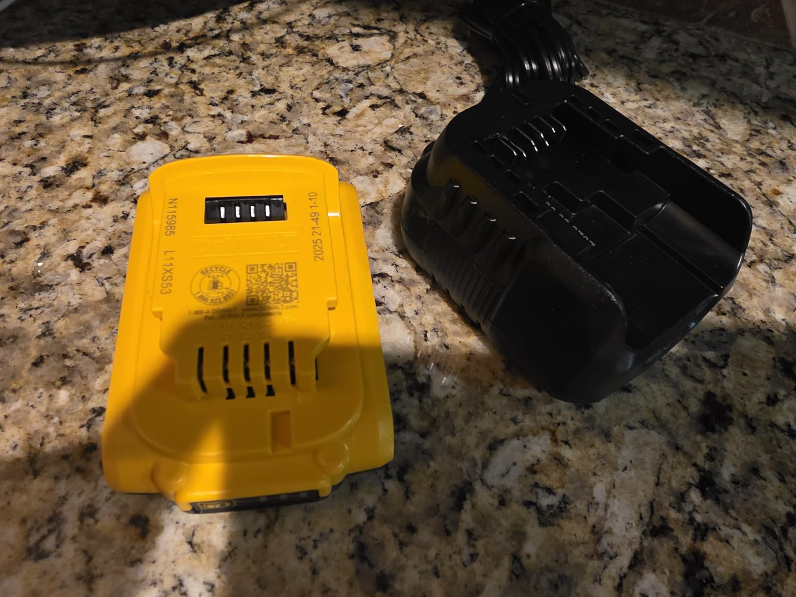DEWALT 20V MAX XR Oscillating Tool Kit with Blades, 3 Speed Cordless Brushless Multitool, Up to 20,000 OPM, LED Light, Battery and Charger Included (DCS356C1) customer photo 1