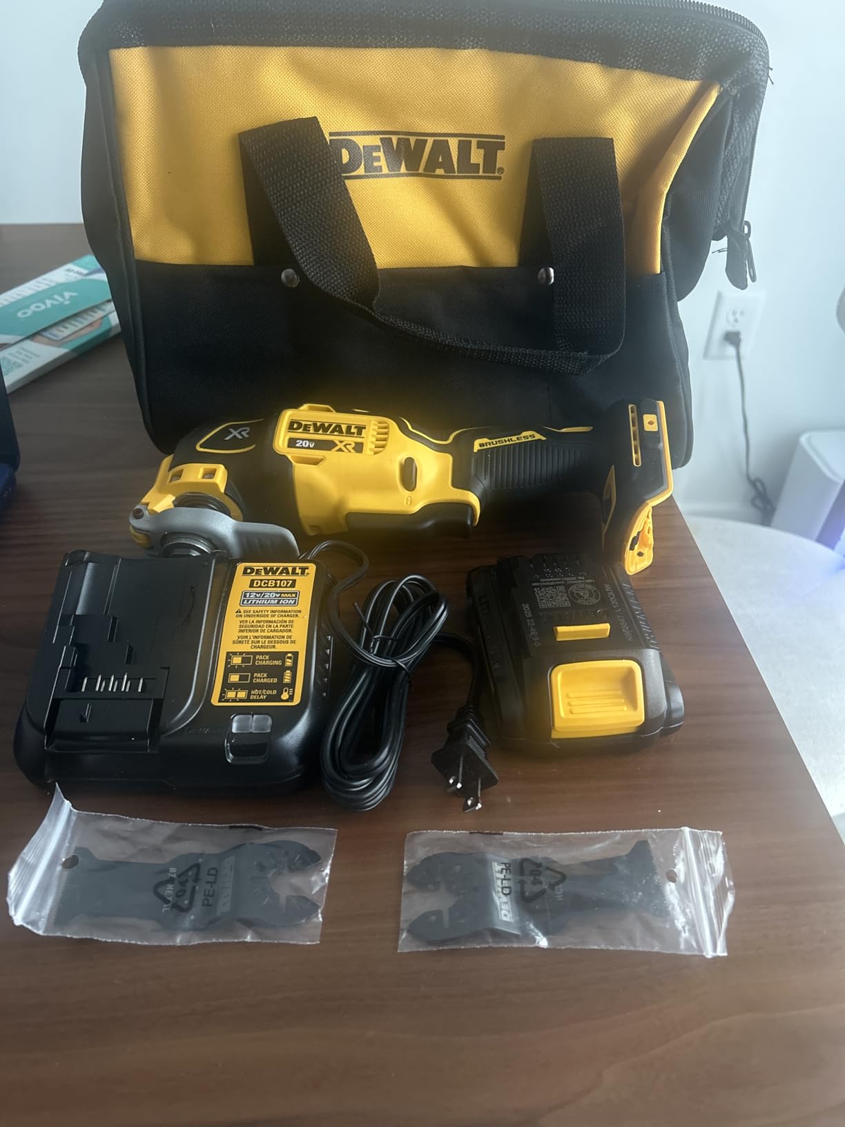 DEWALT 20V MAX XR Oscillating Tool Kit with Blades, 3 Speed Cordless Brushless Multitool, Up to 20,000 OPM, LED Light, Battery and Charger Included (DCS356C1) customer photo 2