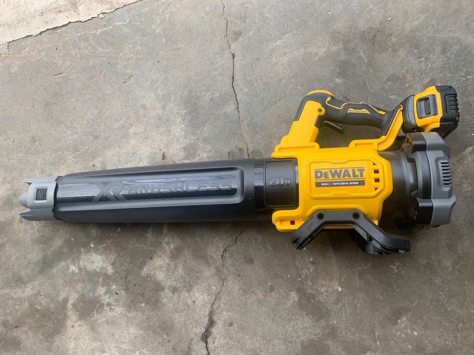 DEWALT 20V MAX* XR Leaf Blower, Cordless, Handheld, 125-MPH, 450-CFM, Tool Only (DCBL722B) customer photo 1