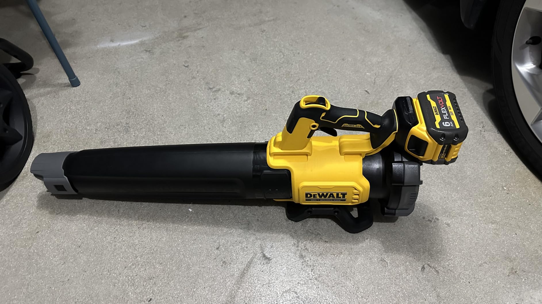DEWALT 20V MAX* XR Leaf Blower, Cordless, Handheld, 125-MPH, 450-CFM, Tool Only (DCBL722B) customer photo 2