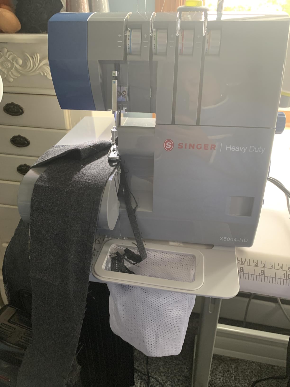 SINGER X5004-HD Serger Overlock Machine, 2-3-4 Thread Capability | Accessories, 8 stitches, metal frame, color coded threading, adjustable differential feed, dual LED lights, 1300 stitches/min customer photo 2