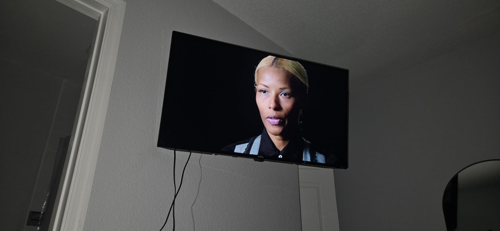 Pipishell Full Motion TV Wall Mount for Most 26-65 inch Flat & Curved TVs up to 77 lbs, Adjustable Bracket Height, Corner TV Mount with Single Articulating Arm, Max VESA 400x400mm, PIMF9 customer photo 1