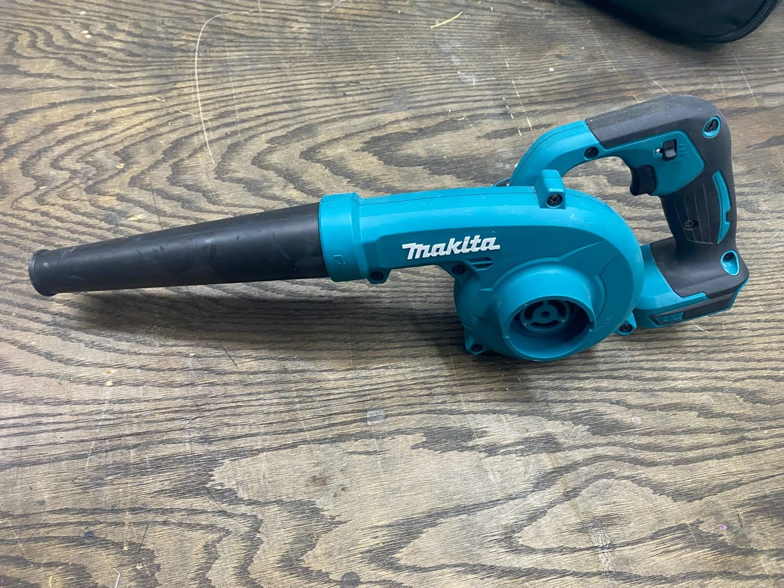 Makita DUB185Z Cordless Handheld Leaf Blower Powered by 18V LXT Li-Ion Battery customer photo 1
