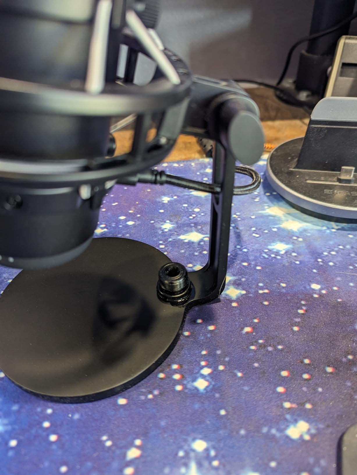 HyperX QuadCast S - RGB USB Condenser Microphone for PC, PS4, PS5 and Mac, Anti-Vibration Shock Mount, 4 Polar Patterns, Pop Filter, Gain Control, Gaming, Streaming, Podcasts, Twitch, YouTube, Discord customer photo 2