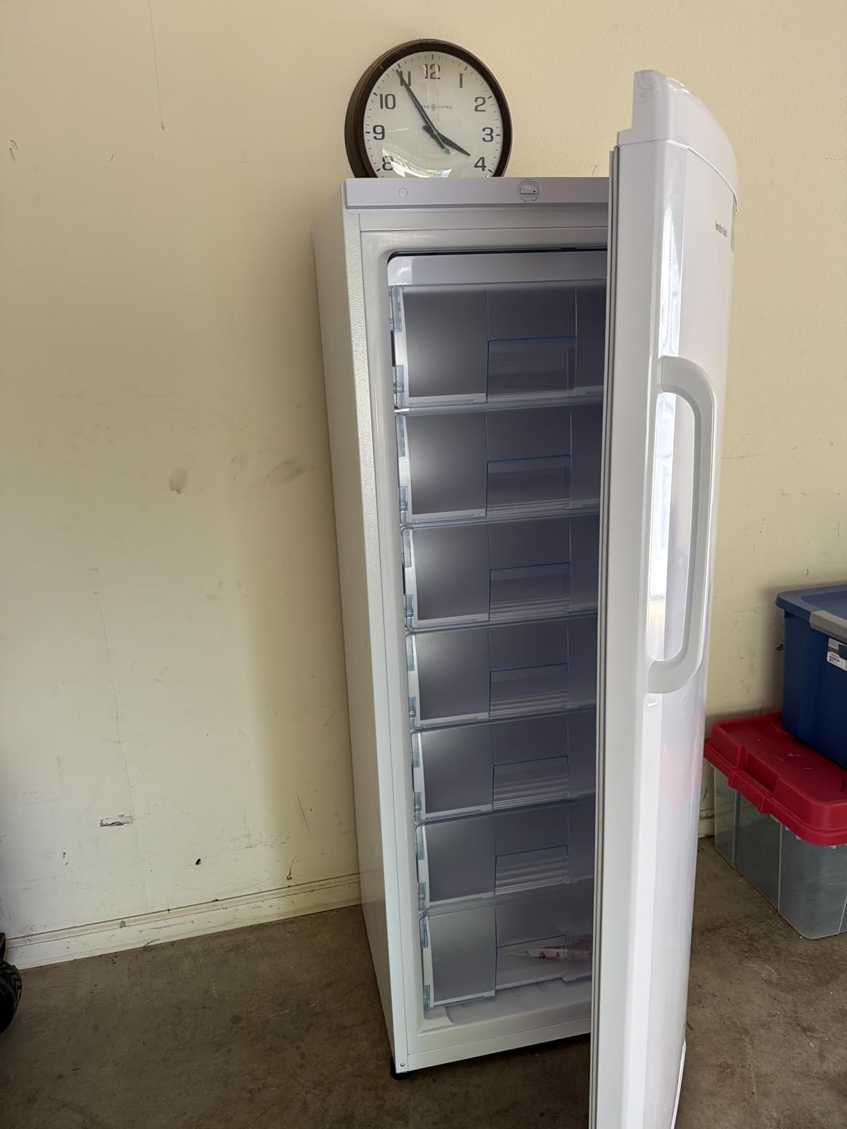 Hamilton Beach HBFRF1100, 11 cu ft, Upright Freezer, White customer photo 1