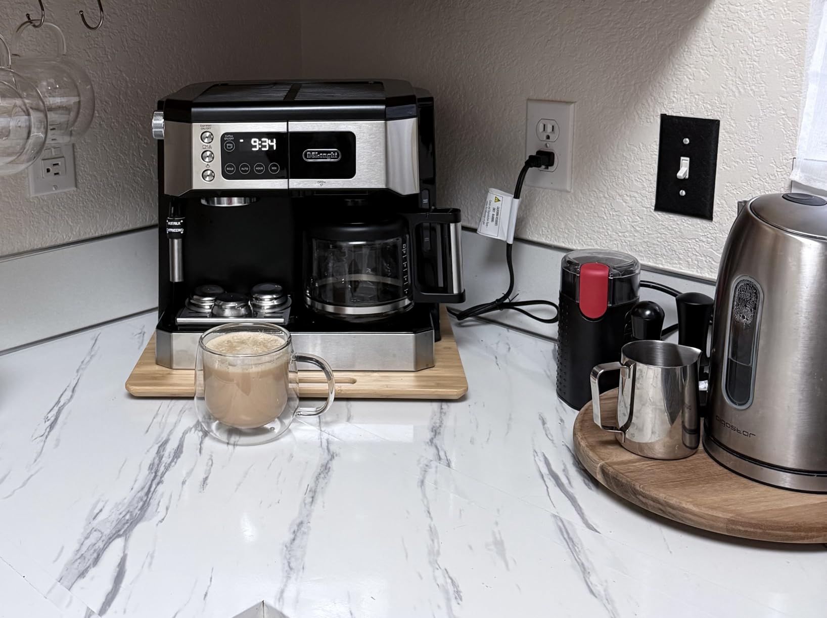 De'Longhi All-in-One Combination Coffee Maker & Espresso Machine + Advanced Adjustable Milk Frother for Cappuccino & Latte + Glass Coffee Pot 10-Cup, COM532M black customer photo 1