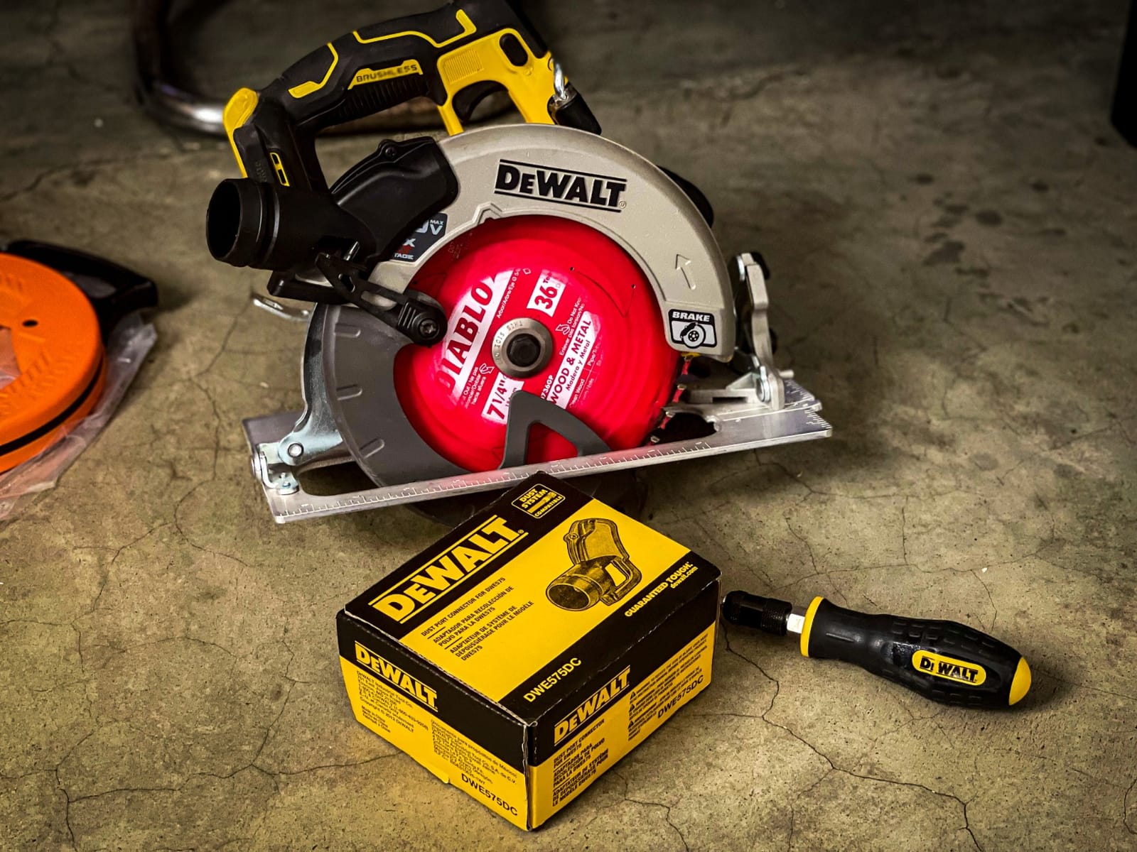 DEWALT FLEXVOLT ADVANTAGE 20V MAX* Circular Saw, 7-1/4-Inch, Cordless, Tool Only (DCS573B) customer photo 1