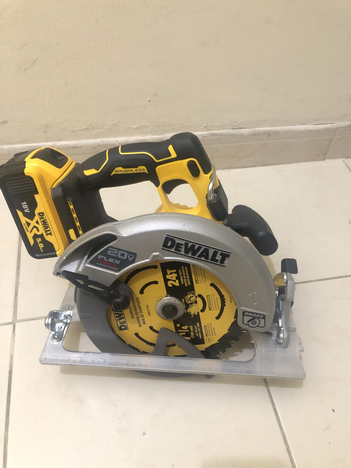 DEWALT FLEXVOLT ADVANTAGE 20V MAX* Circular Saw, 7-1/4-Inch, Cordless, Tool Only (DCS573B) customer photo 2