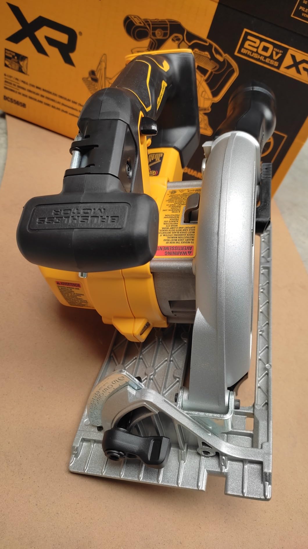 DEWALT 20V MAX* 6-1/2 in. Brushless Cordless Circular Saw, Tool Only (DCS565B) customer photo 1