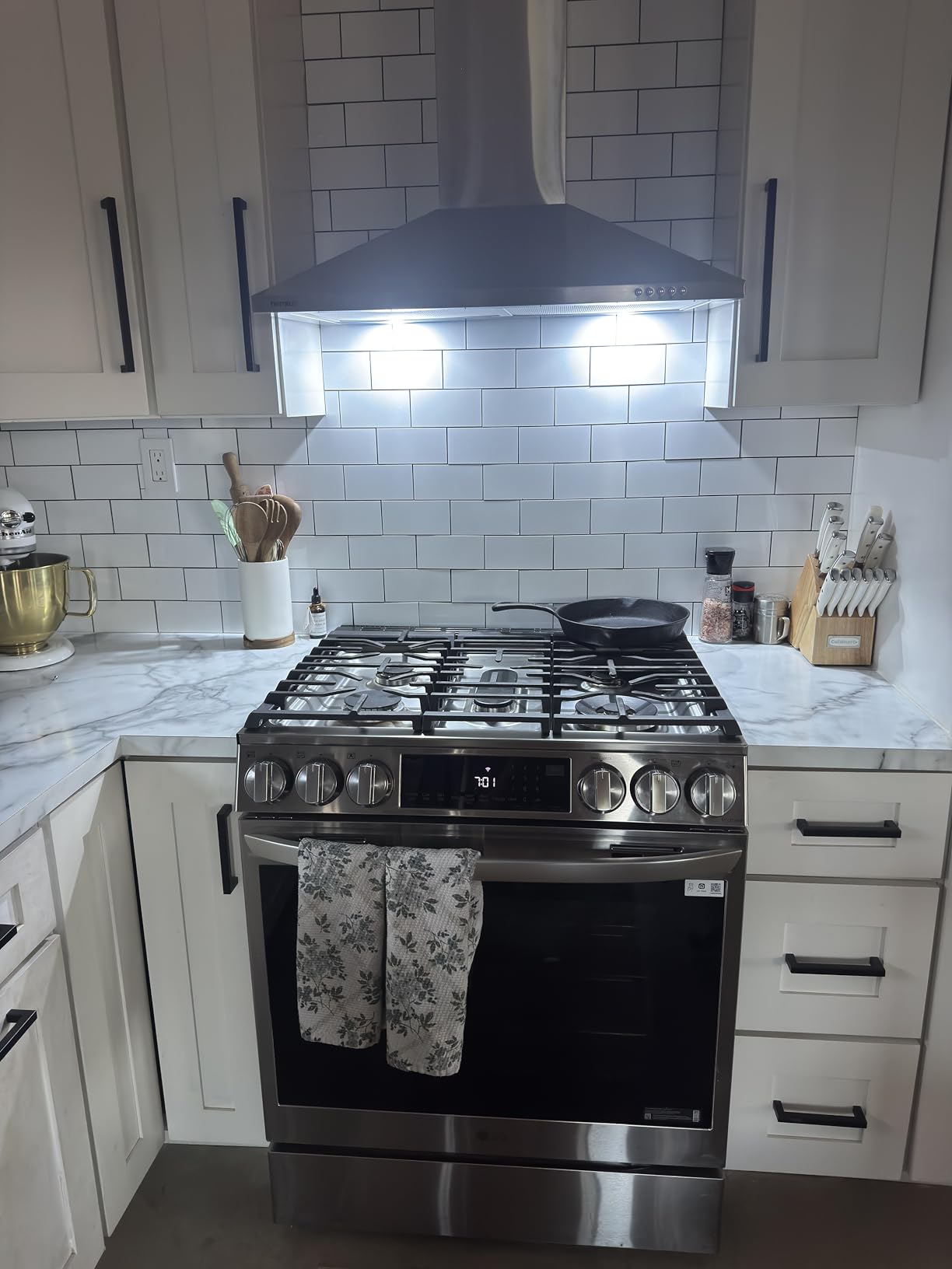 Hermitlux 30 Inch Wall Mount Range Hood, Stainless Steel Kitchen Vent Hoods | Ducted/Ductless Convertible, Charcoal Filter Included, Efficient Kitchen Smoke Ventilation customer photo 2