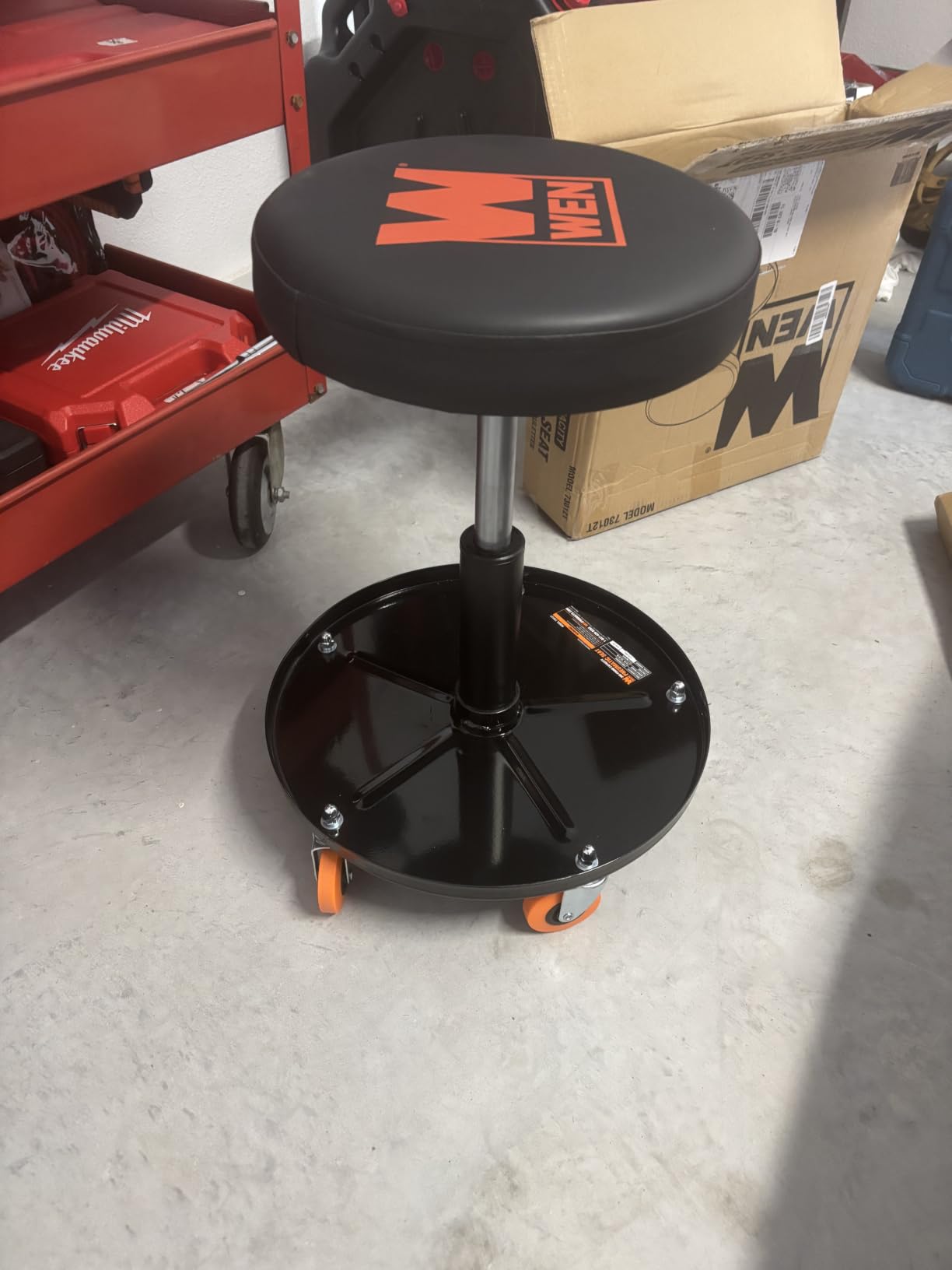 WEN 73012T 300-Pound Capacity Pneumatic Rolling Mechanic Stool customer photo 2