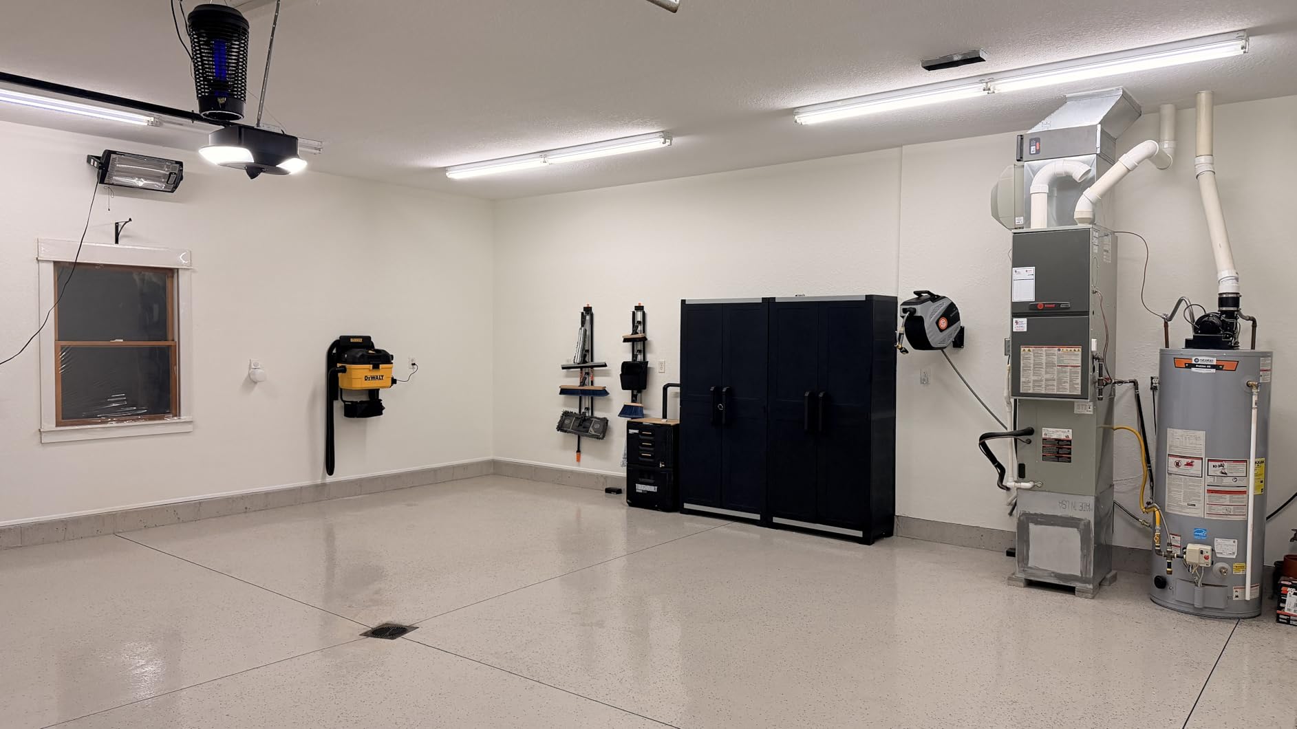 DEWALT Portable 6 Gallon 5 Horsepower Wall-Mounted Garage Wet Dry Vacuum Cleaner DXV06G customer photo 2