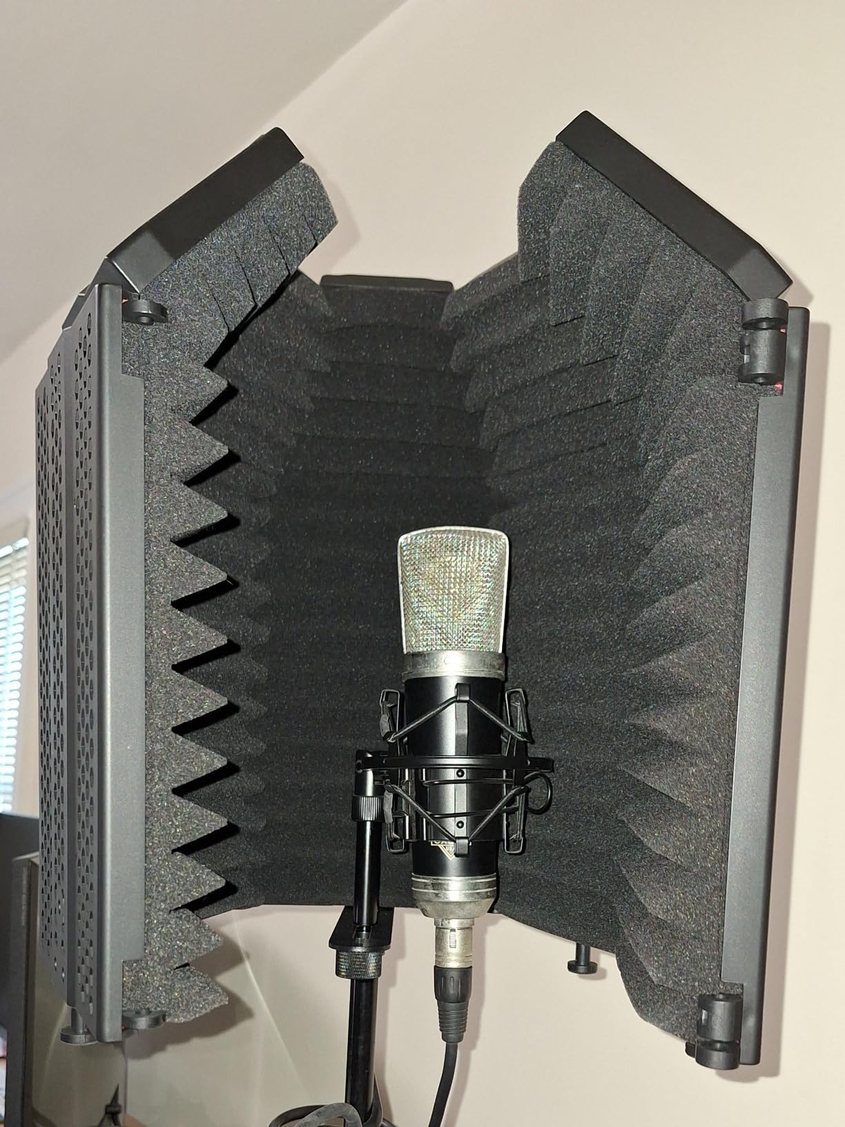 XTUGA Recording Microphone Isolation Shield, High Density Absorbent Foam 5 Panels to Filter Vocal,Top Enclosed Foldable Soundproof Cover for Condenser Studio Equipment MIS02 customer photo 1