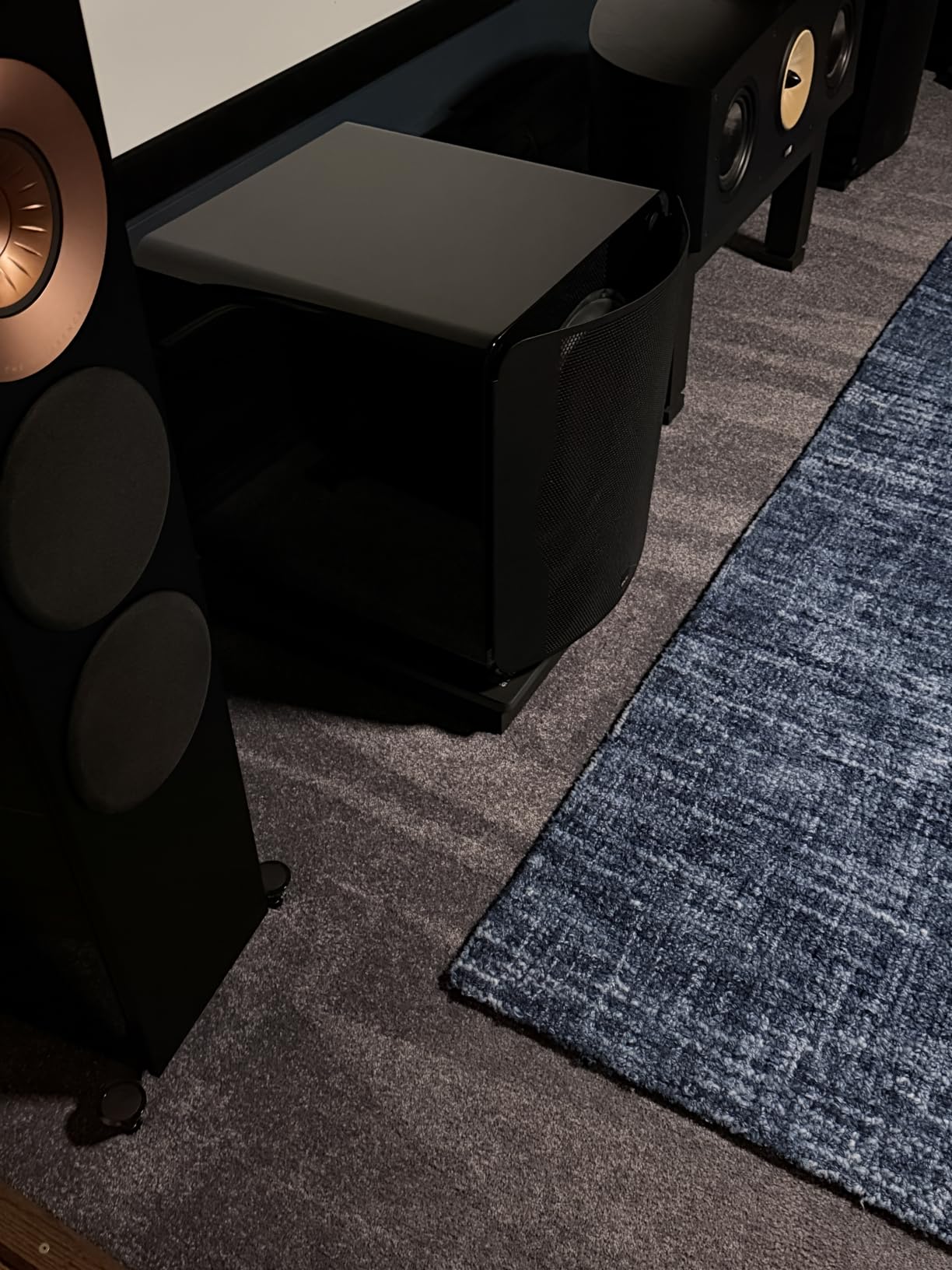 Sound Addicted VibeBoss P12 - Acoustic Isolation Platform Suitable for 12-15 inches Large Subwoofers (20'' x 17'' x 3'') customer photo 1