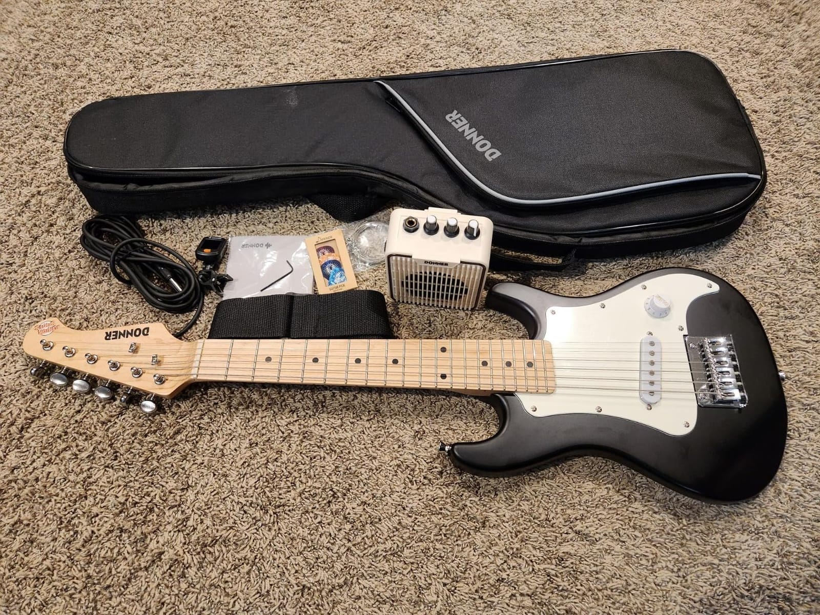 Donner 30 Inch Kids Electric Guitar Beginner Kits ST Style Mini Electric Guitar for Boys Girls with Amp, 600D Bag, Tuner, Picks, Cable, Strap, Extra Strings, DSJ-100, Red customer photo 1